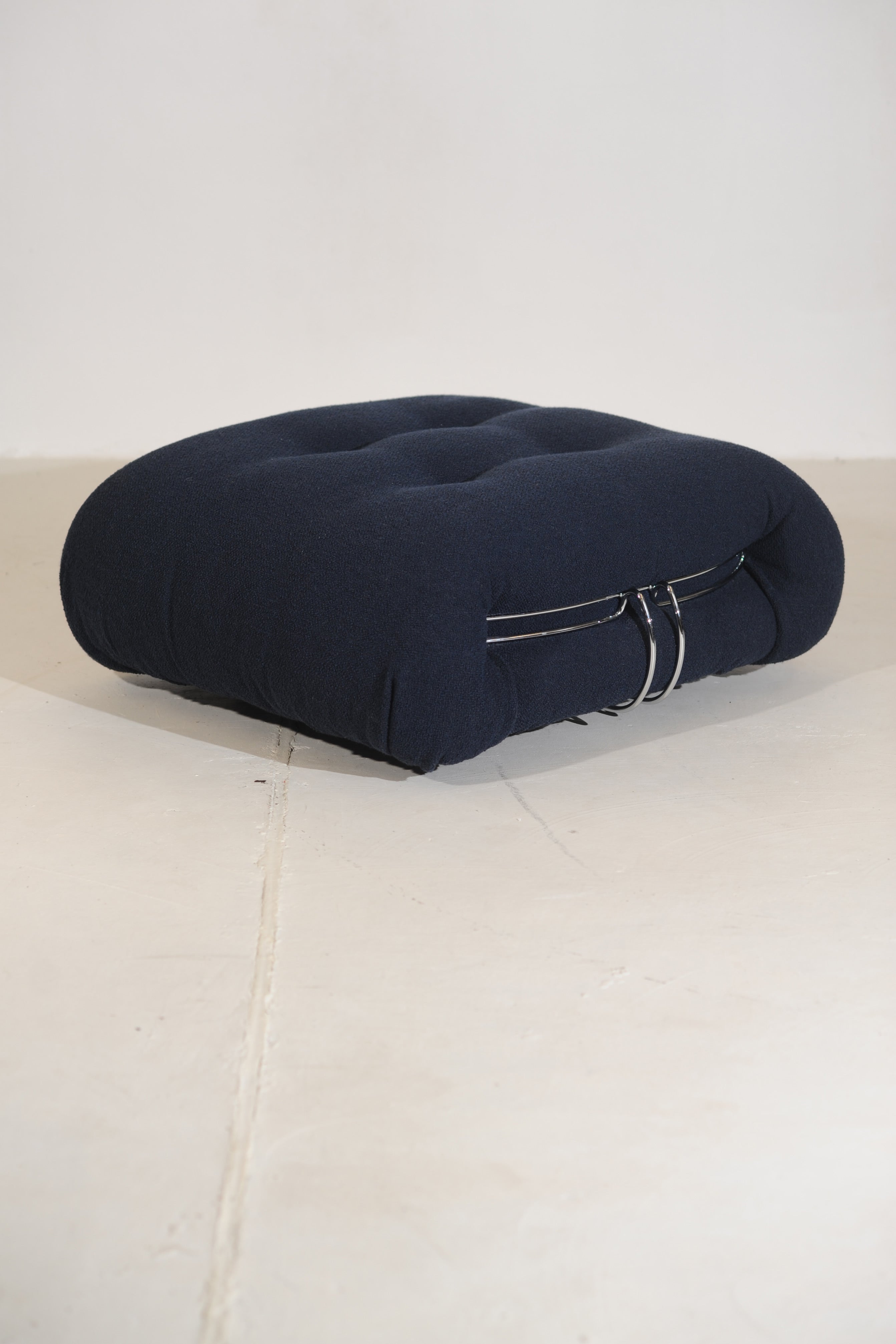 Soriana Chaise Longue and Pouf Set by Afra & Tobia Scarpa in Navy Boucle — detail view