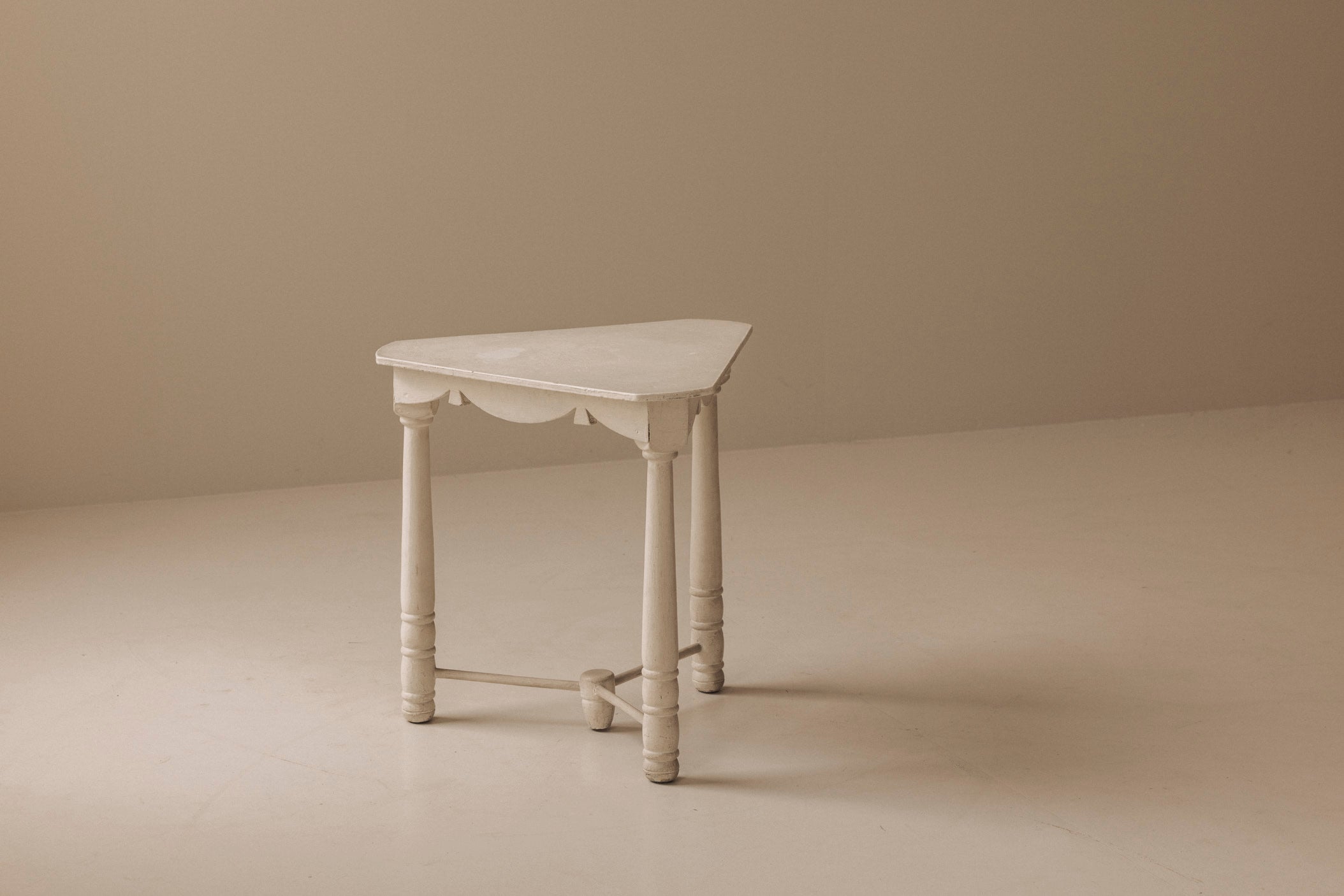 Side table attributed to Atelier Martine / Paul Poiret, France 1920s — lifestyle setting