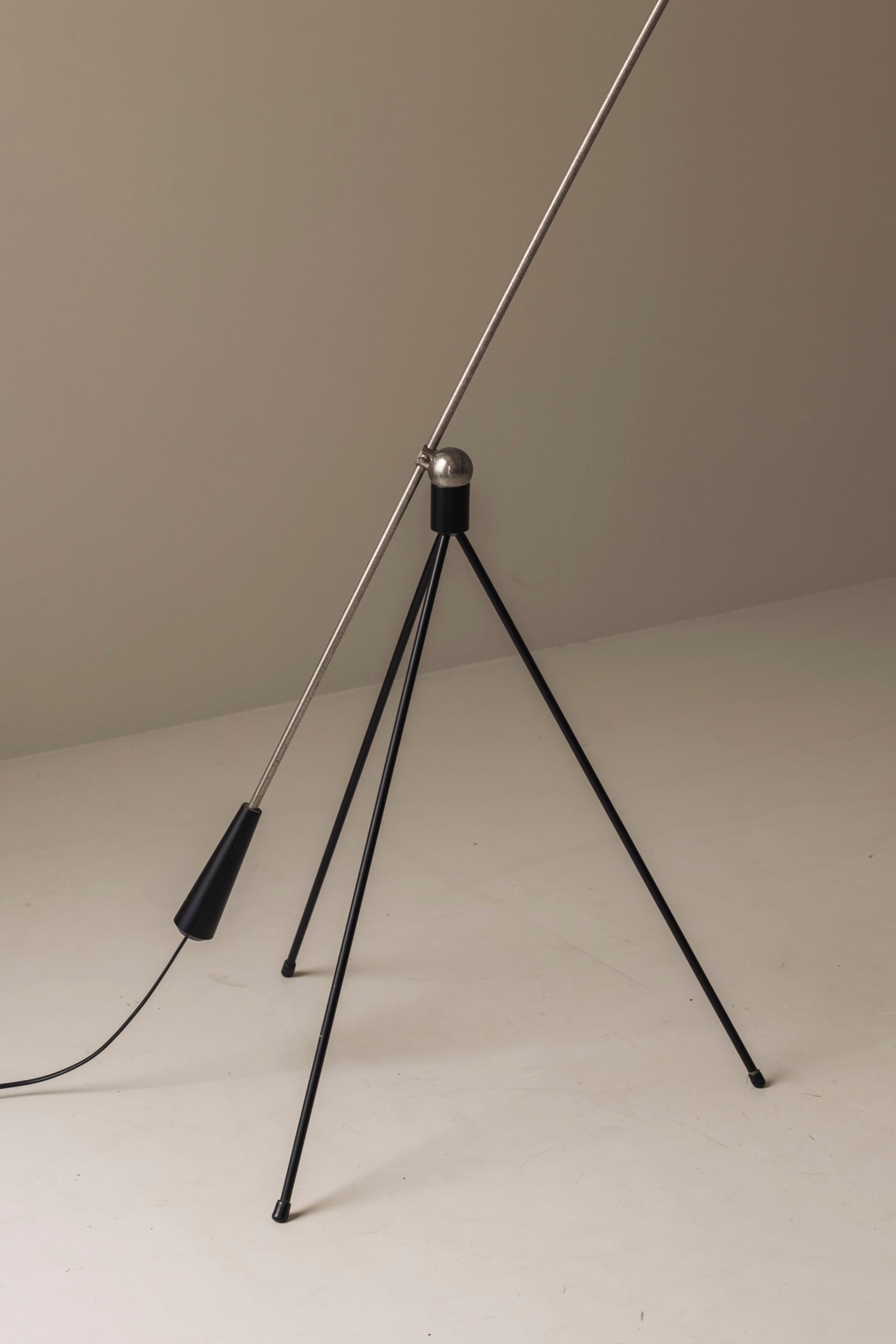 Early'Magneto' Floor Lamp by H. Fillekes for Artifort, the Netherlands 1954 — side angle highlighting black tripod base and m