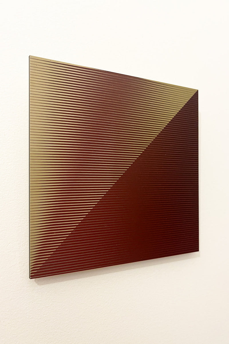 Minimalism Sculptures in Aluminium - OSMOSE 24,8 — close-up of textured surface in red and gold