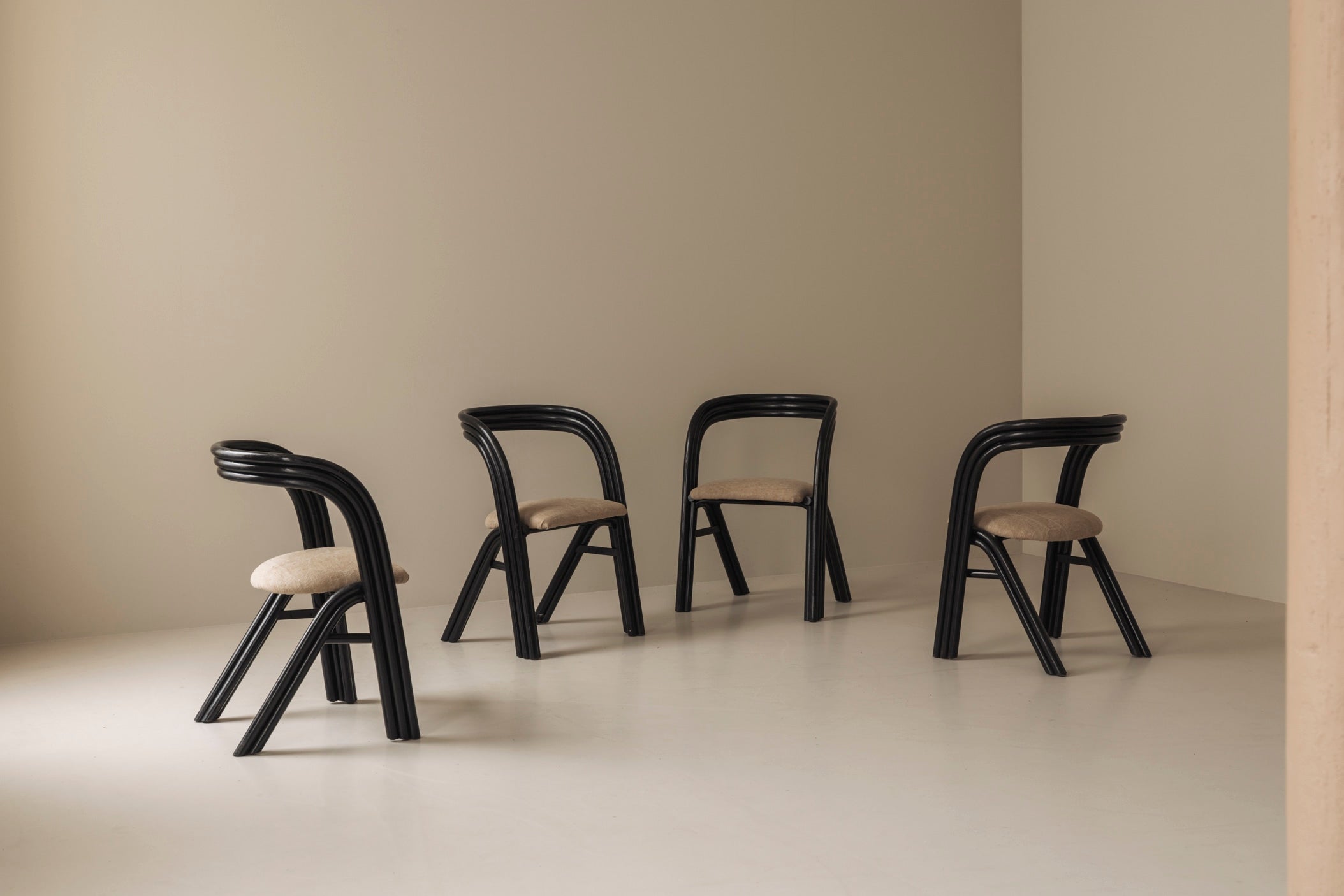 Set of four sculptural dining chairs by Axel Enthoven for Rohé Design, 1980s — in context