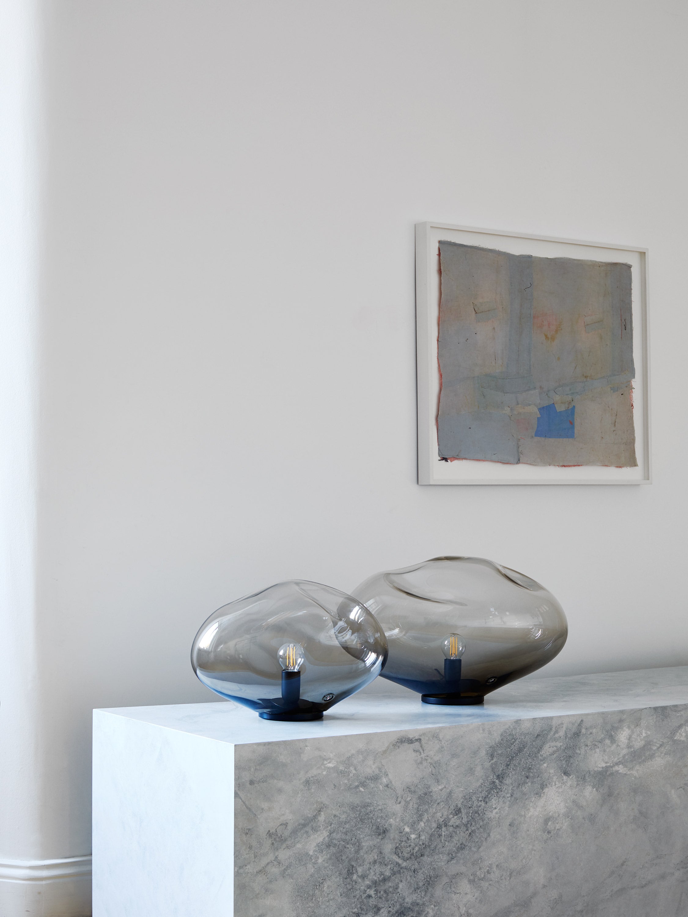 HAUMEA AMORPH table lamp - size S (L: 26cm), M (L: 32cm), L (L: 40cm), XL (L: 47cm) — side angle on marble surface with artwo