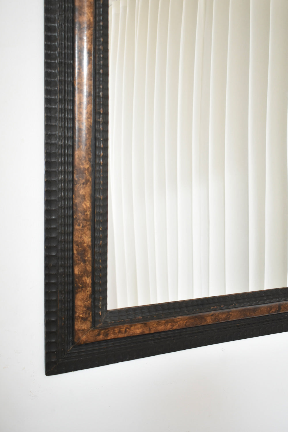 Carved ebonised wood mirror and trompe l'oeil turshell, XIXth c. — side angle