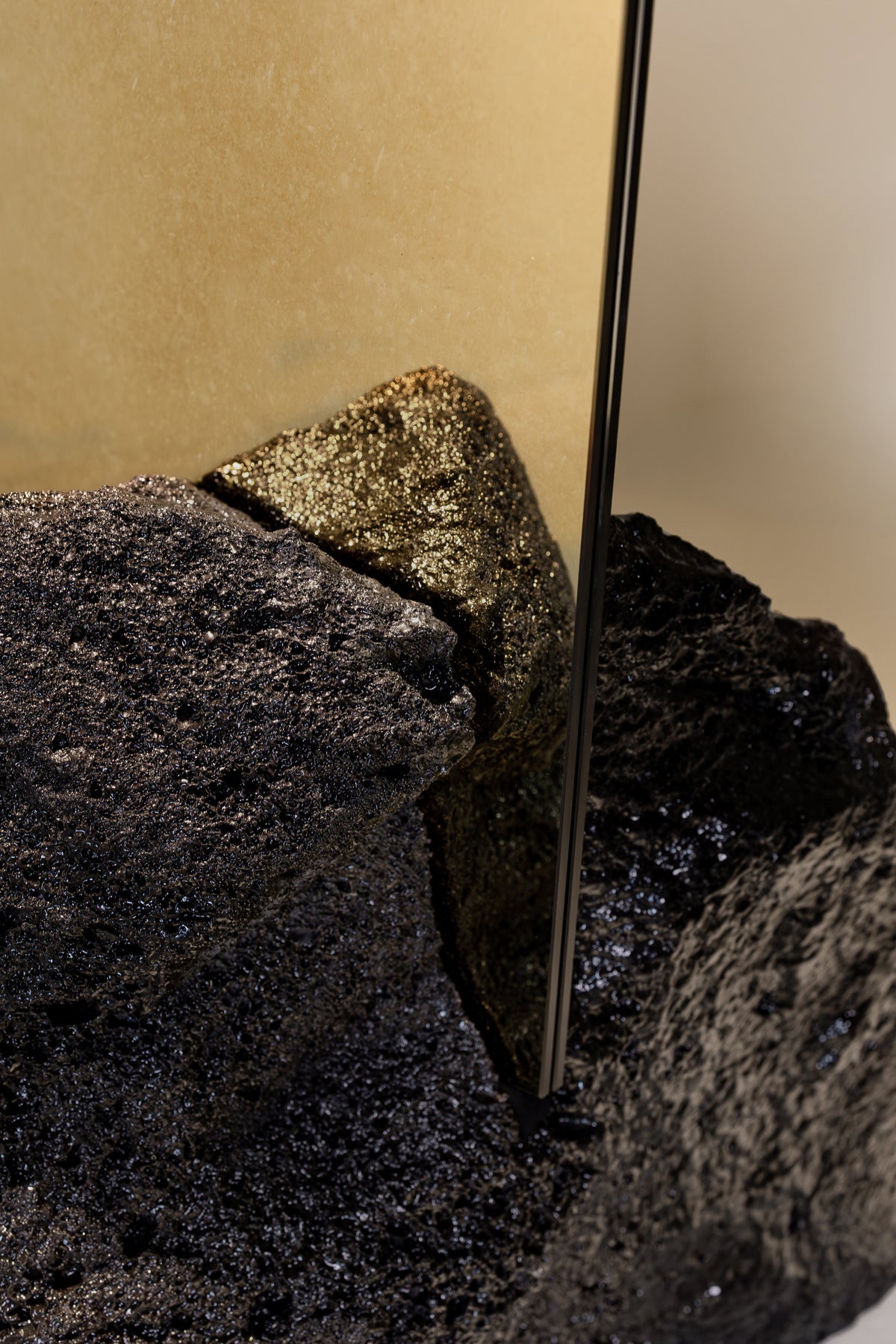 GOLDEN ETNA Mirror - Contemporary Mirrors in Stone — close-up