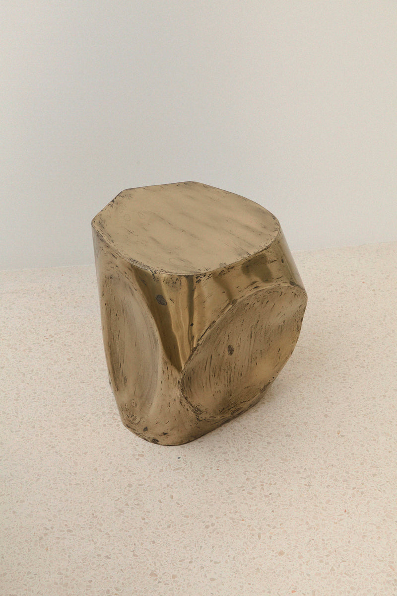 ROCHER SMALL TABLE IN POLISHED BRASS RESIN — close-up of polished brass surface