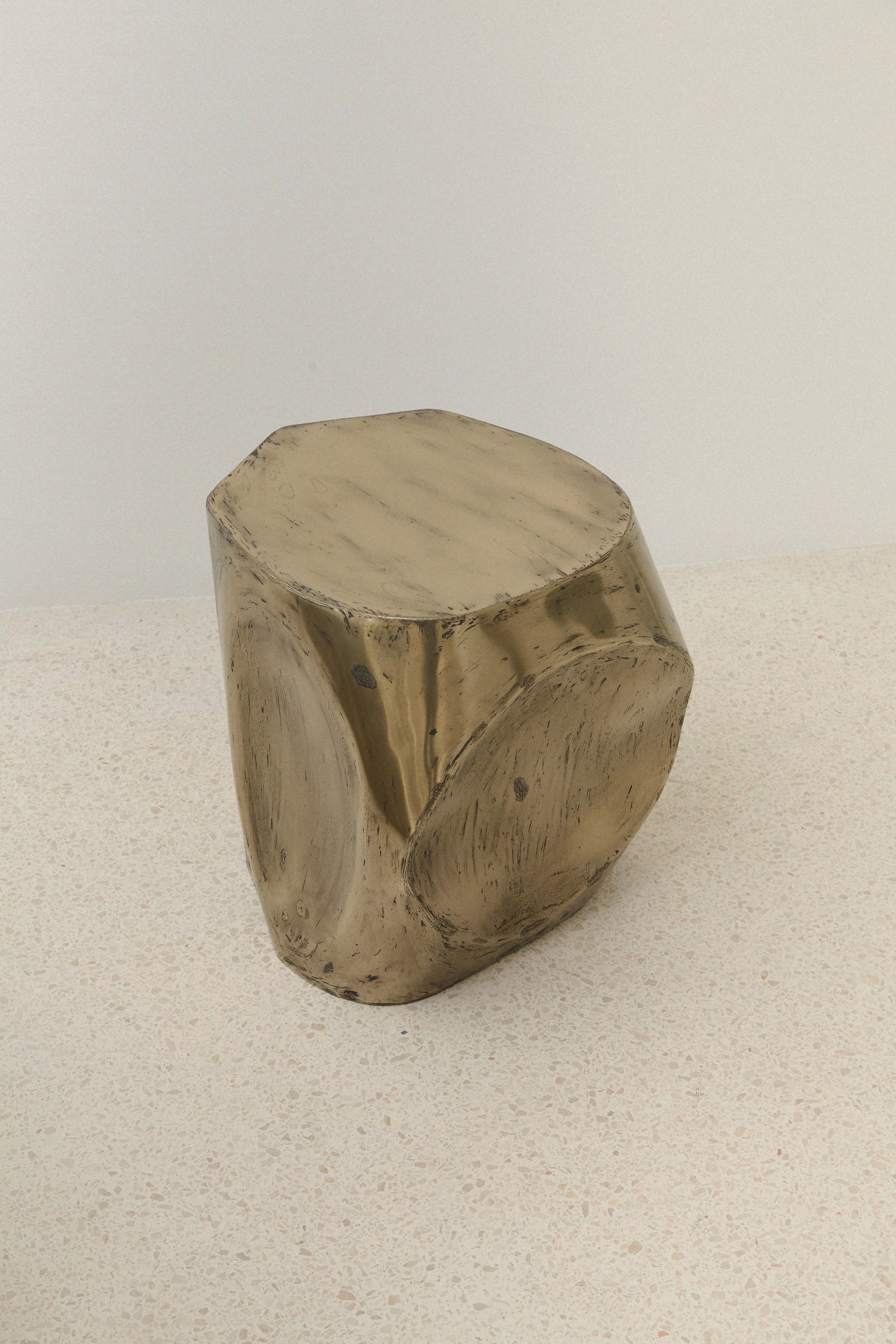 ROCHER SMALL TABLE IN POLISHED BRASS RESIN — close-up of polished brass surface
