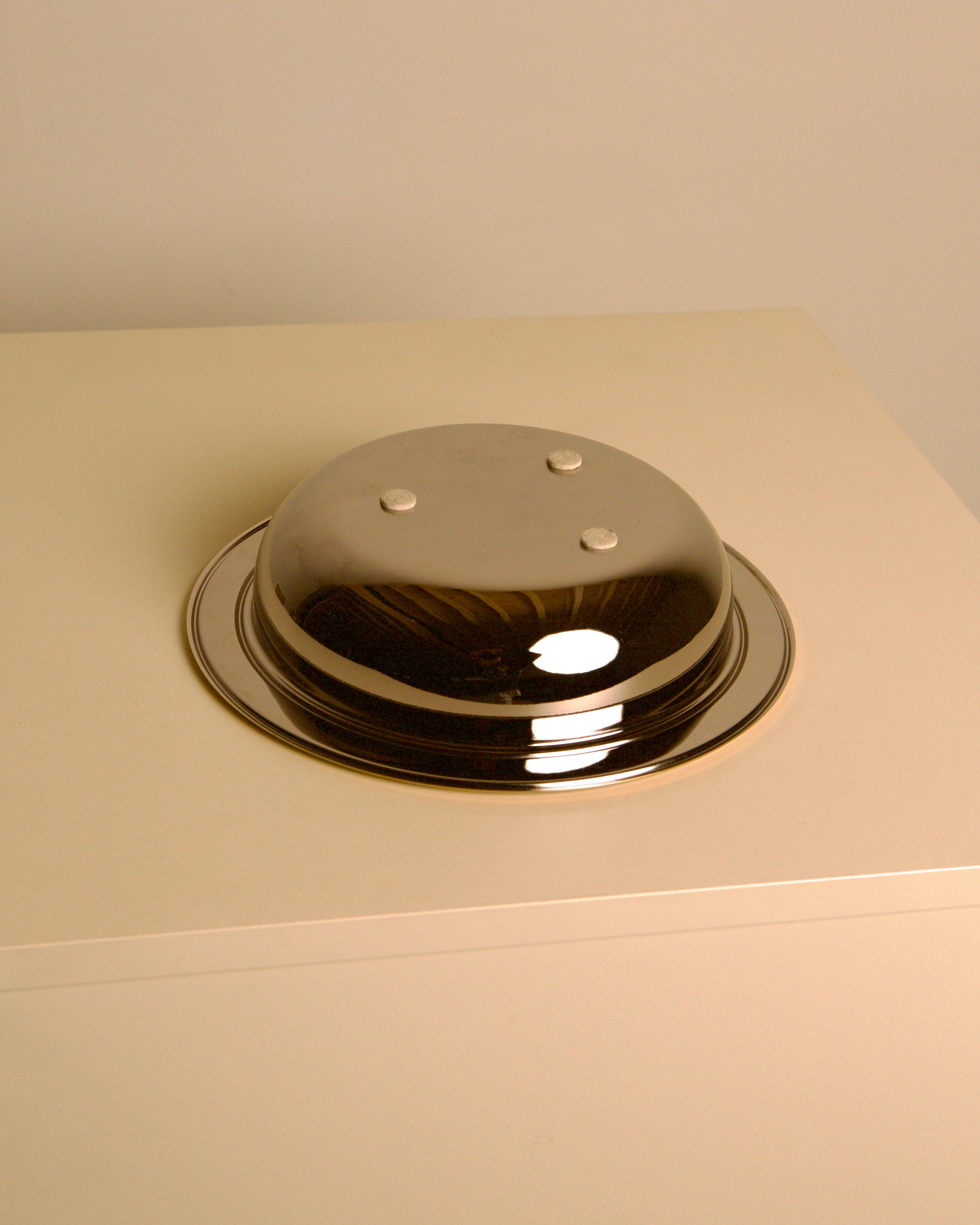Italian circular silver-plated and wood-effect metal vide-poche from the 70s — close-up