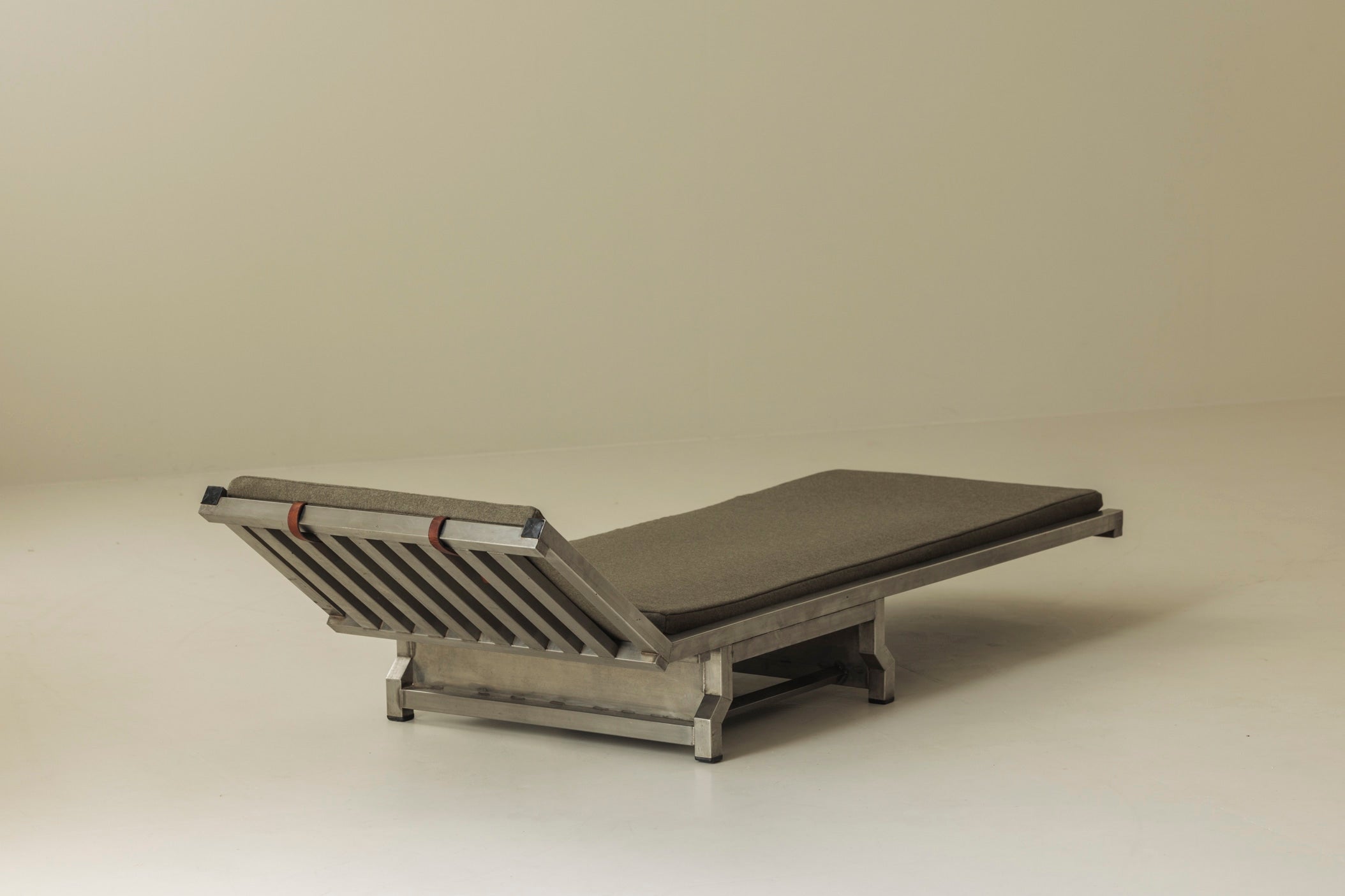 Exceptional French Stainless Steel Modernist Daybed / Chaise Longue, 1970s — view 9