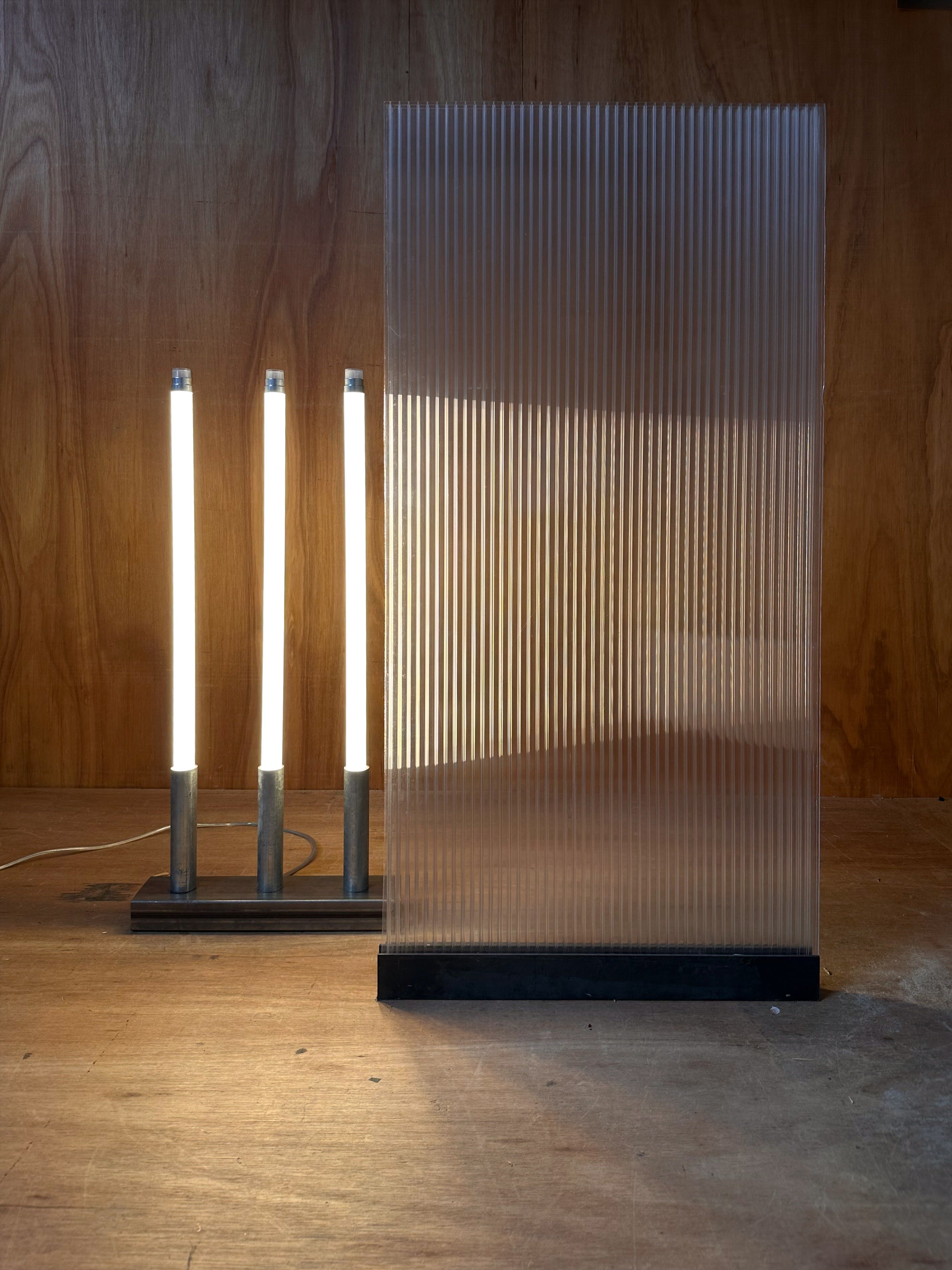 POLY-C-3 Floor Lamp — modern design with ribbed glass backdrop