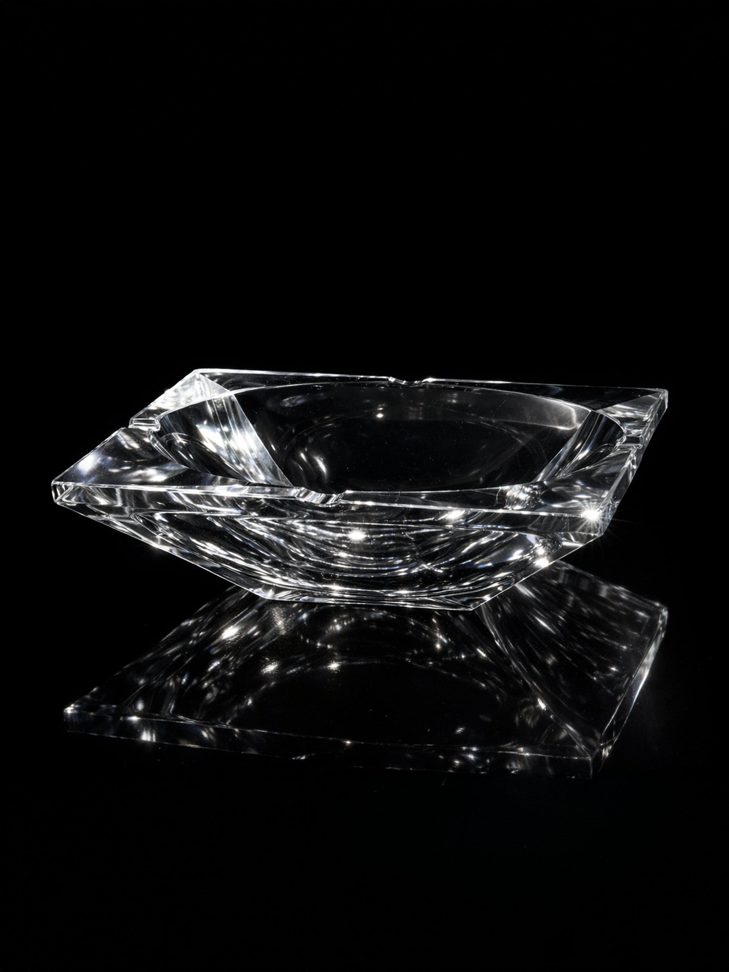 Large Crystal Glass Vide-poches - 1980s — close-up showing clear crystal reflections