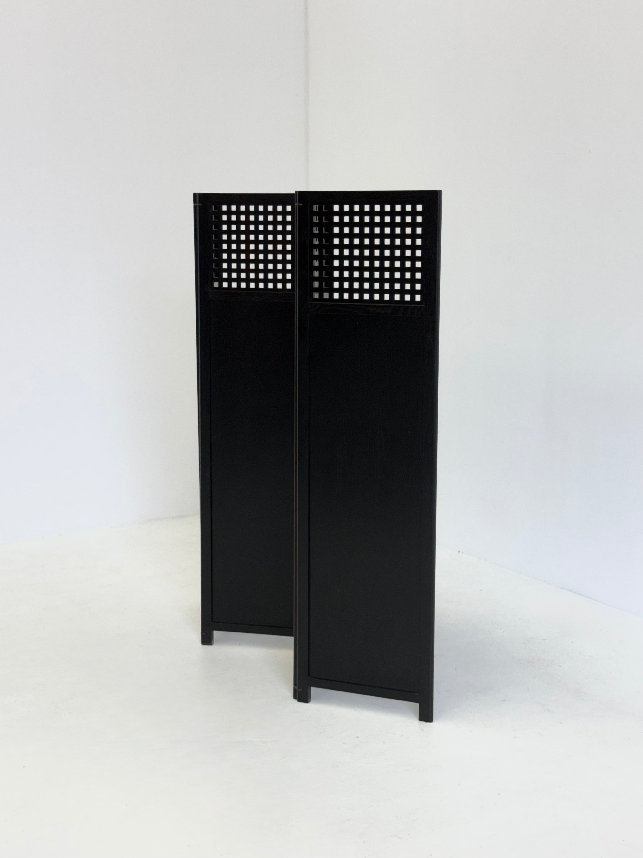 Room screen by Umberto Asnago for Giorgetti — close-up