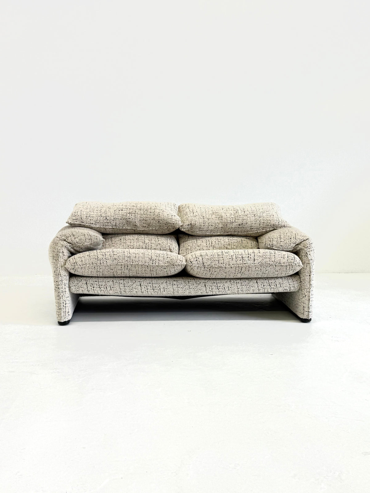 Cassina Maralunga 2-seater sofa by Vico Magistretti off-white with subtle pattern — close-up