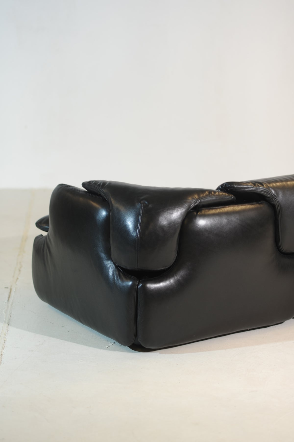 Alberto Rosselli for Saporiti Bold Sculptural “Confidential” Sofa, Italy 1970 — detail view