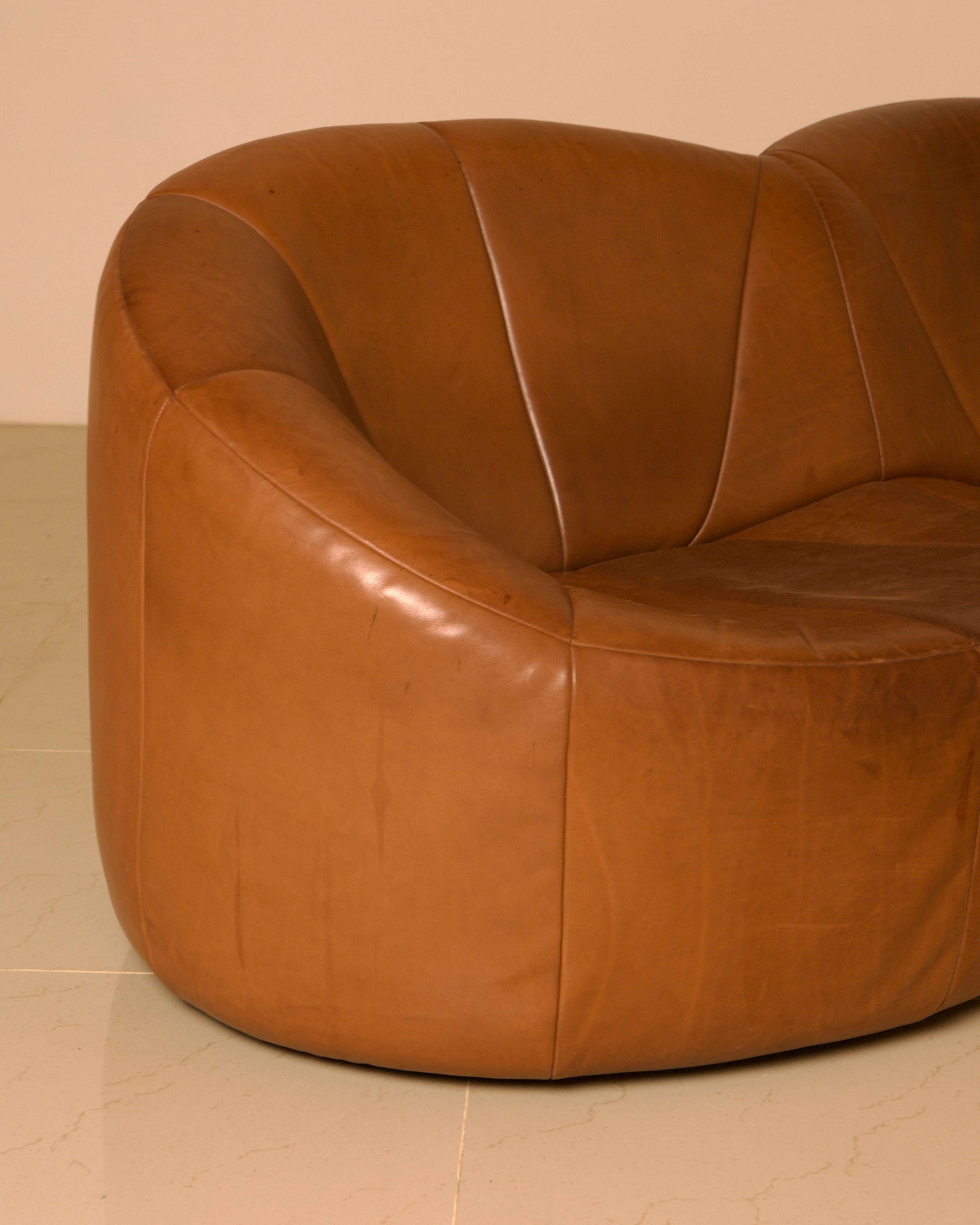 Three-seater "Pumpkin" Sofa by Pierre Paulin for Artifort, 1980 — close-up of brown leather upholstery