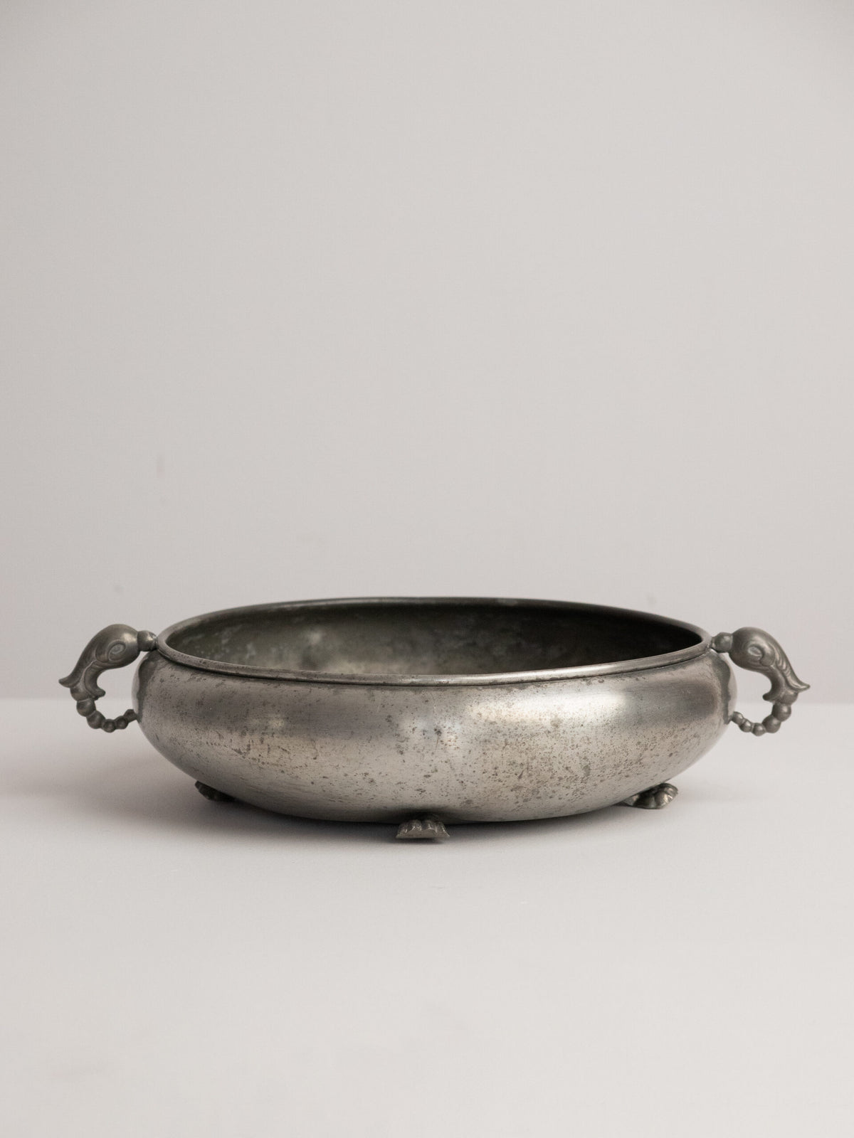 Footed Pewter Bowl with Bird or Dolphin Head Handles, Swedish Grace and Art Deco Idiom, 1930s by Studio Ecubed