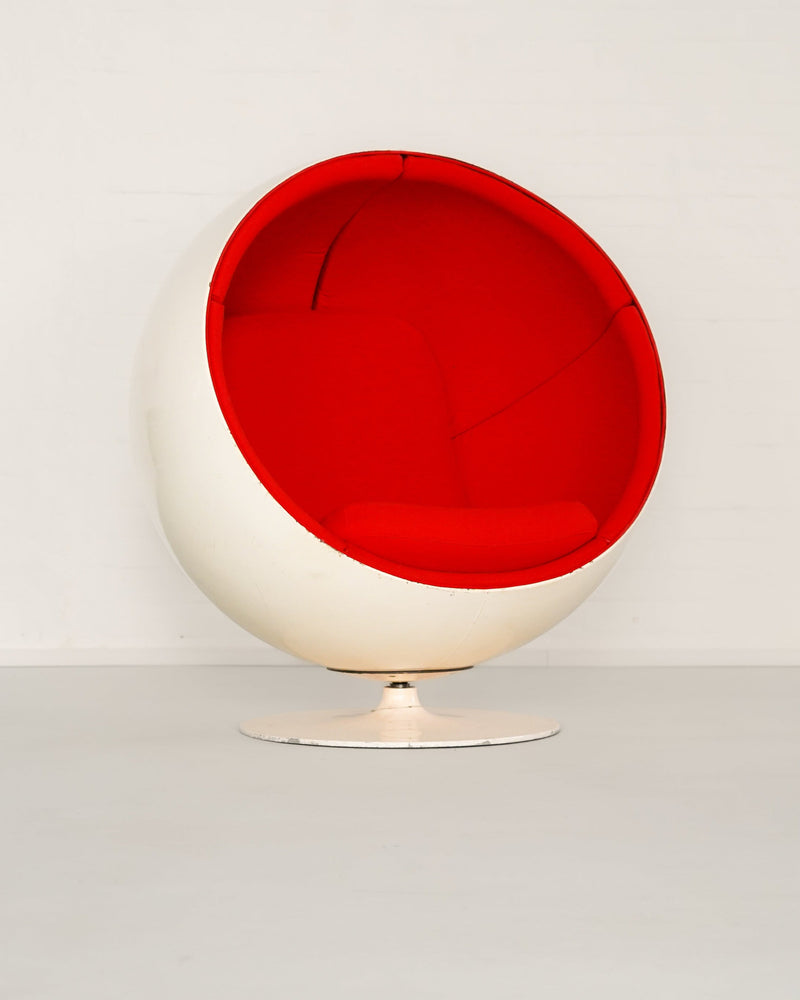 White Ball Chair with red interior by Eero Aarnio on pedestal base