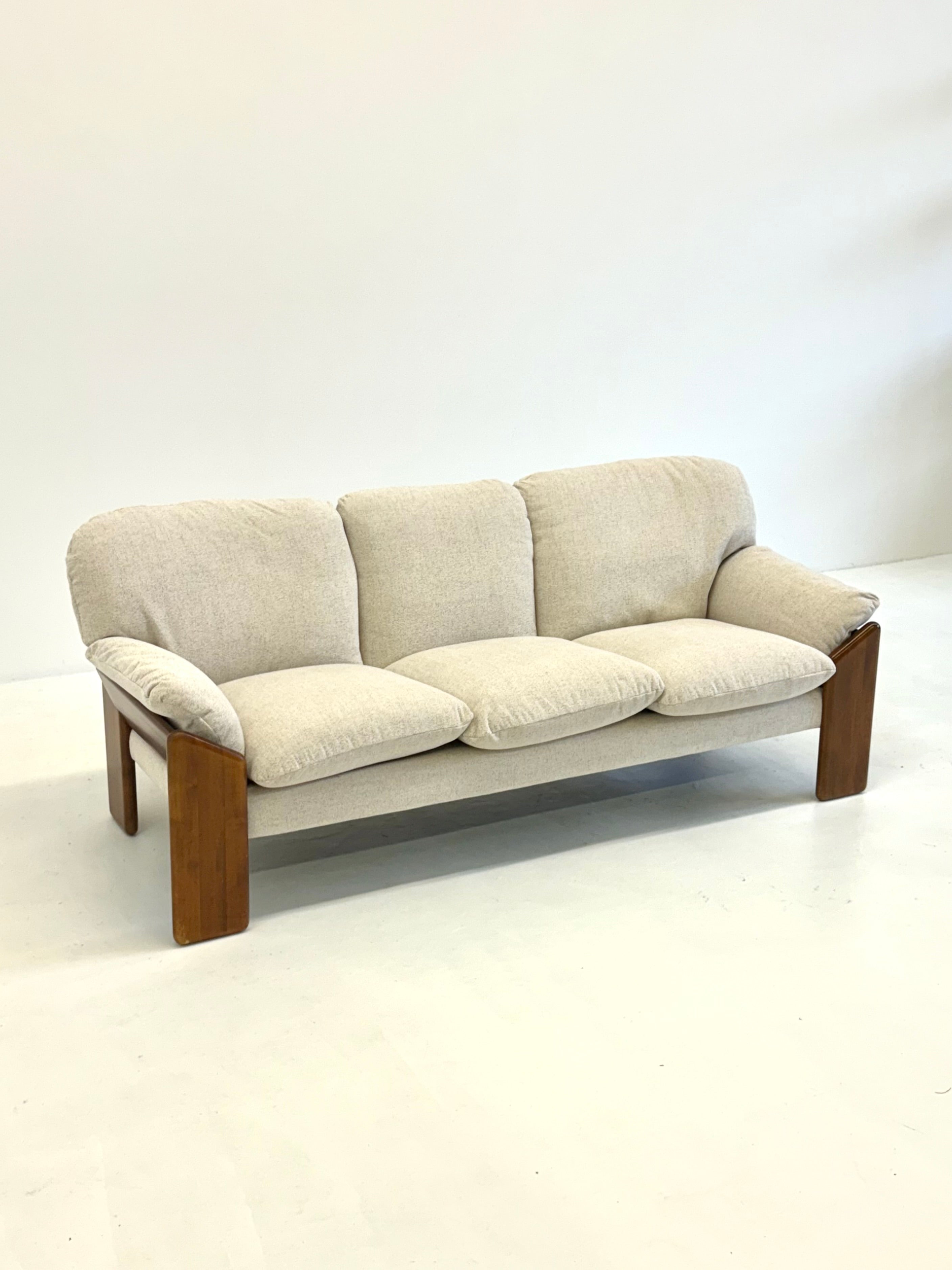 Three-seater sofa Sapporo by Mario Marenco for Mobil Girgi — close-up