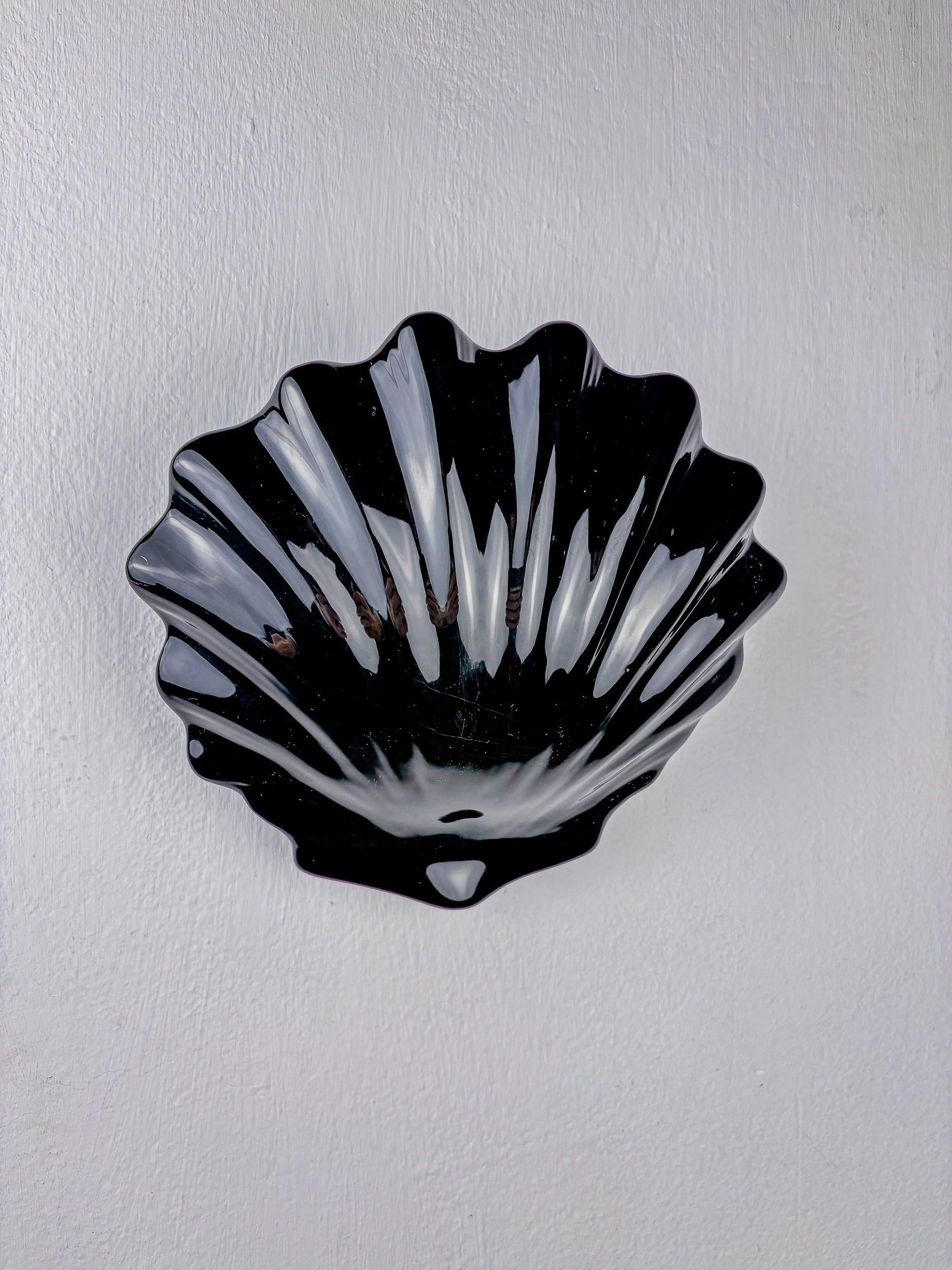 Italian shell-shaped wall sconce, black ceramic, 1970's — alternate view