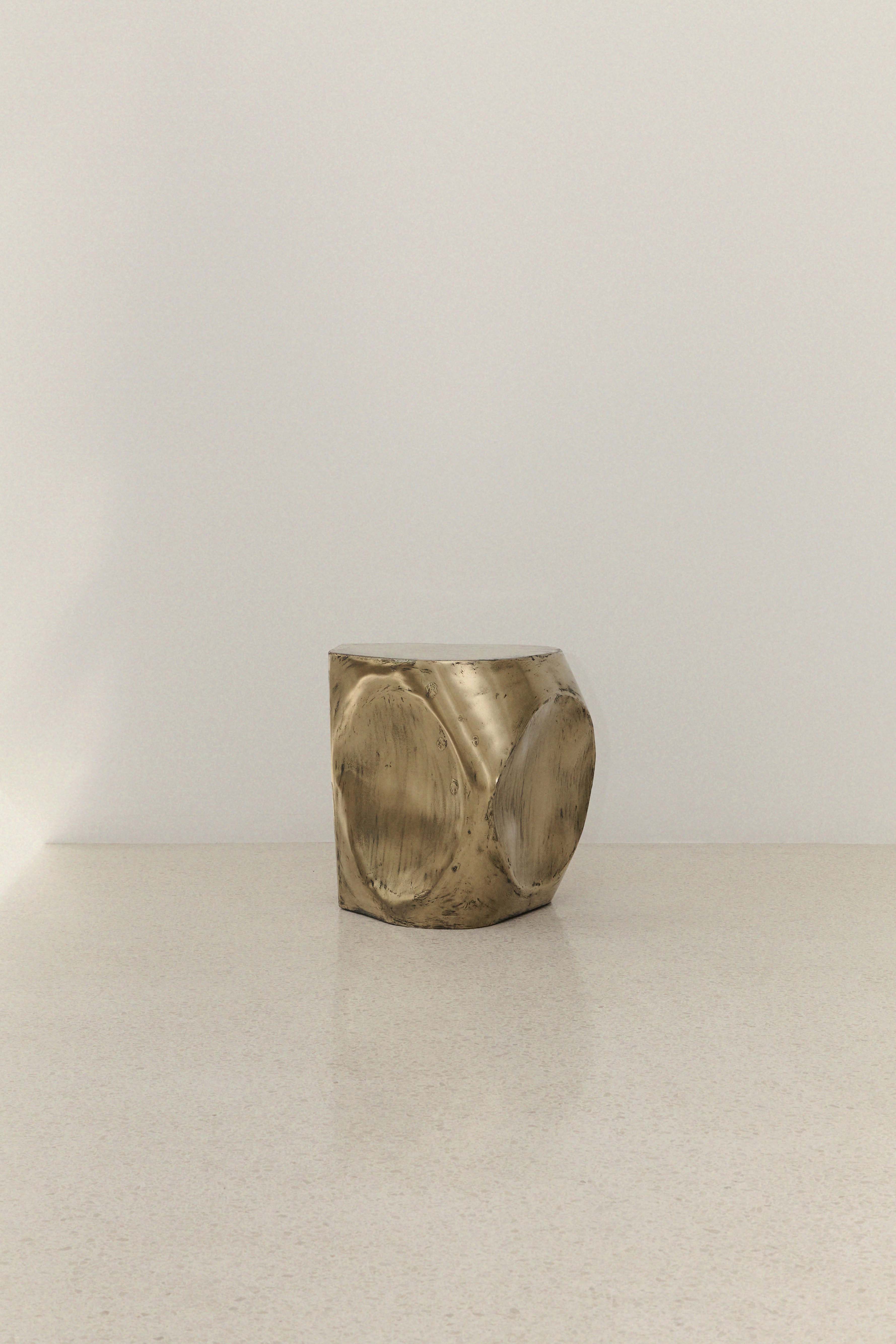 ROCHER SMALL TABLE IN POLISHED BRASS RESIN — angled view highlighting textured brass finish