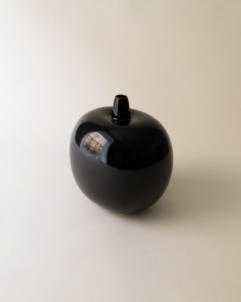 Black glossy ceramic apple vase by Gösta Grähs detail view