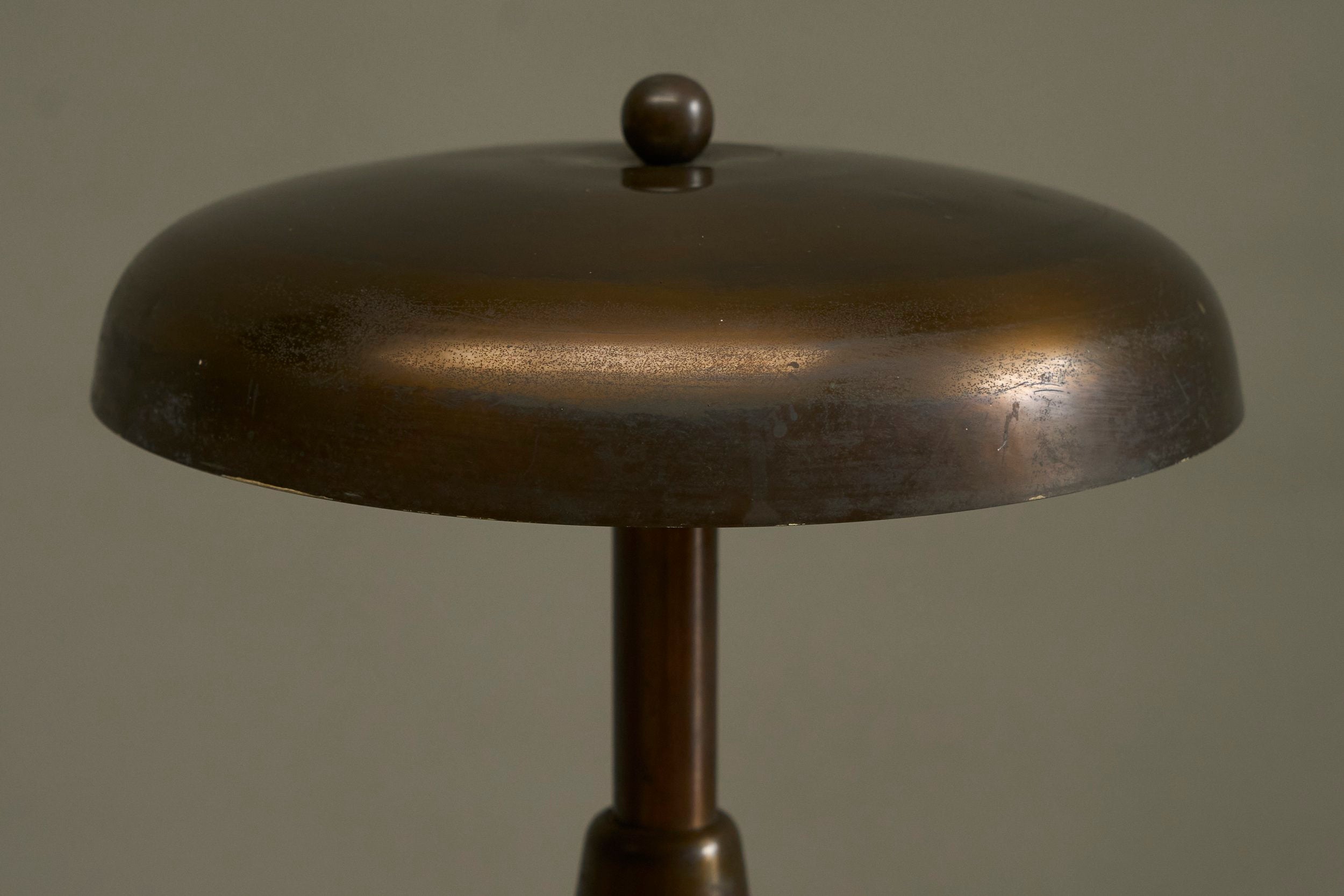 Stunning Italian Table Lamp in Patinated Brass 1950s — detail view