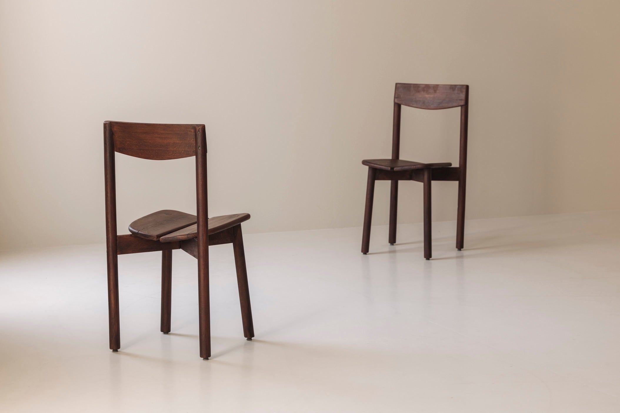 A rare and highly sculptural set dining chairs by Pierre Gautier-Delaye, France 1960s — in context