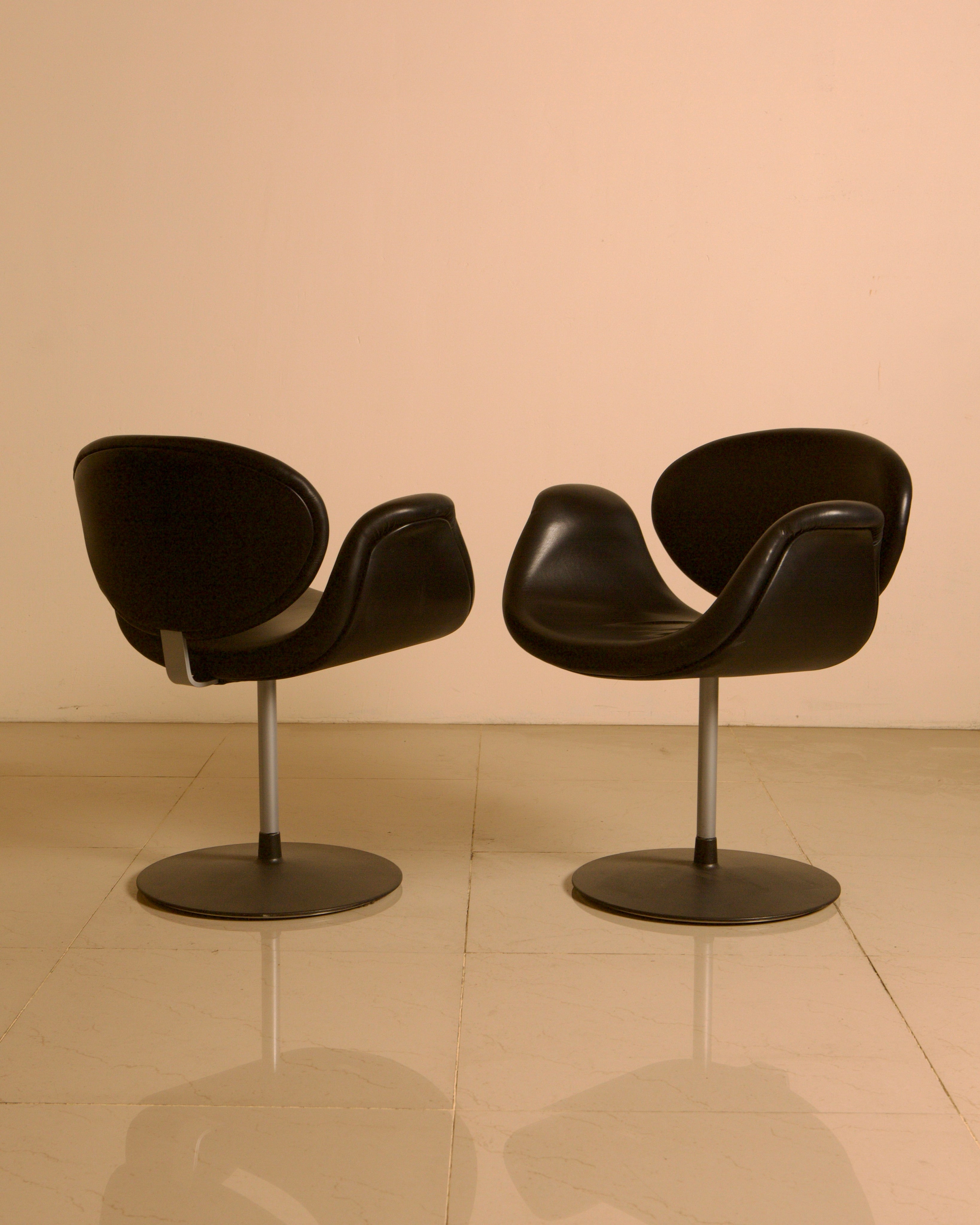 Set of 4 "Little Tulip" black armchairs by Pierre Paulin for Artifort 80s — close-up