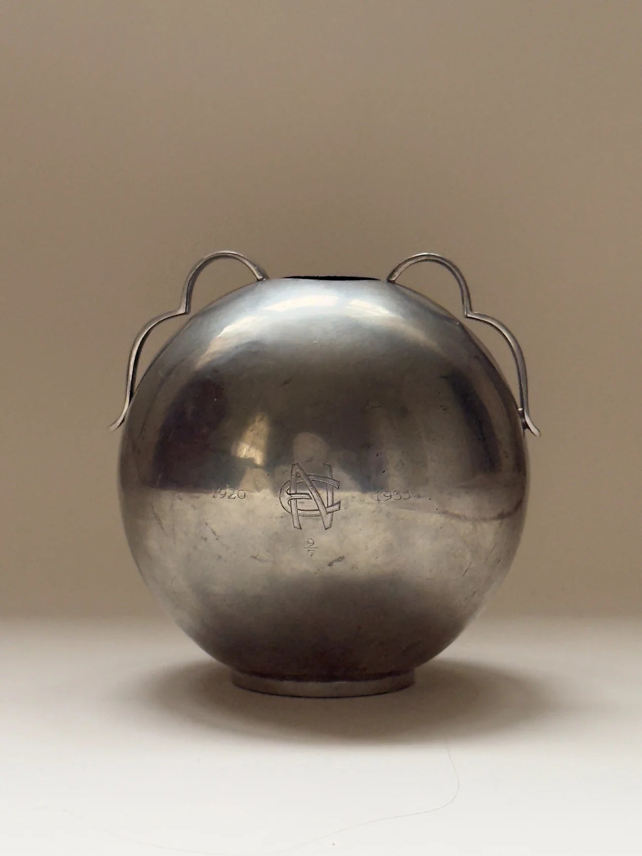 Vase en étain Swedish Grace, années 1930
