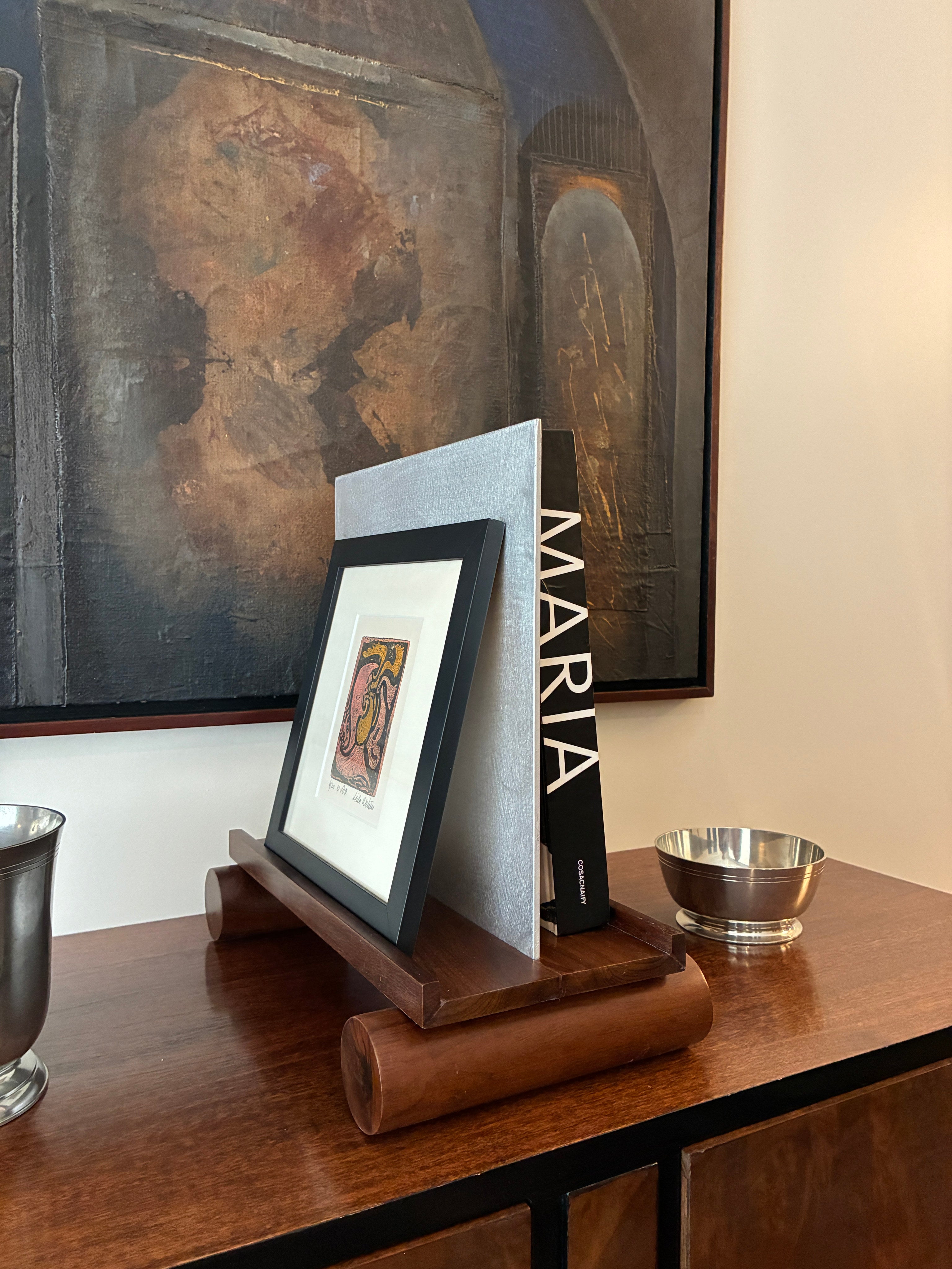 Maria Easel — close-up of wooden base with decorative dishes