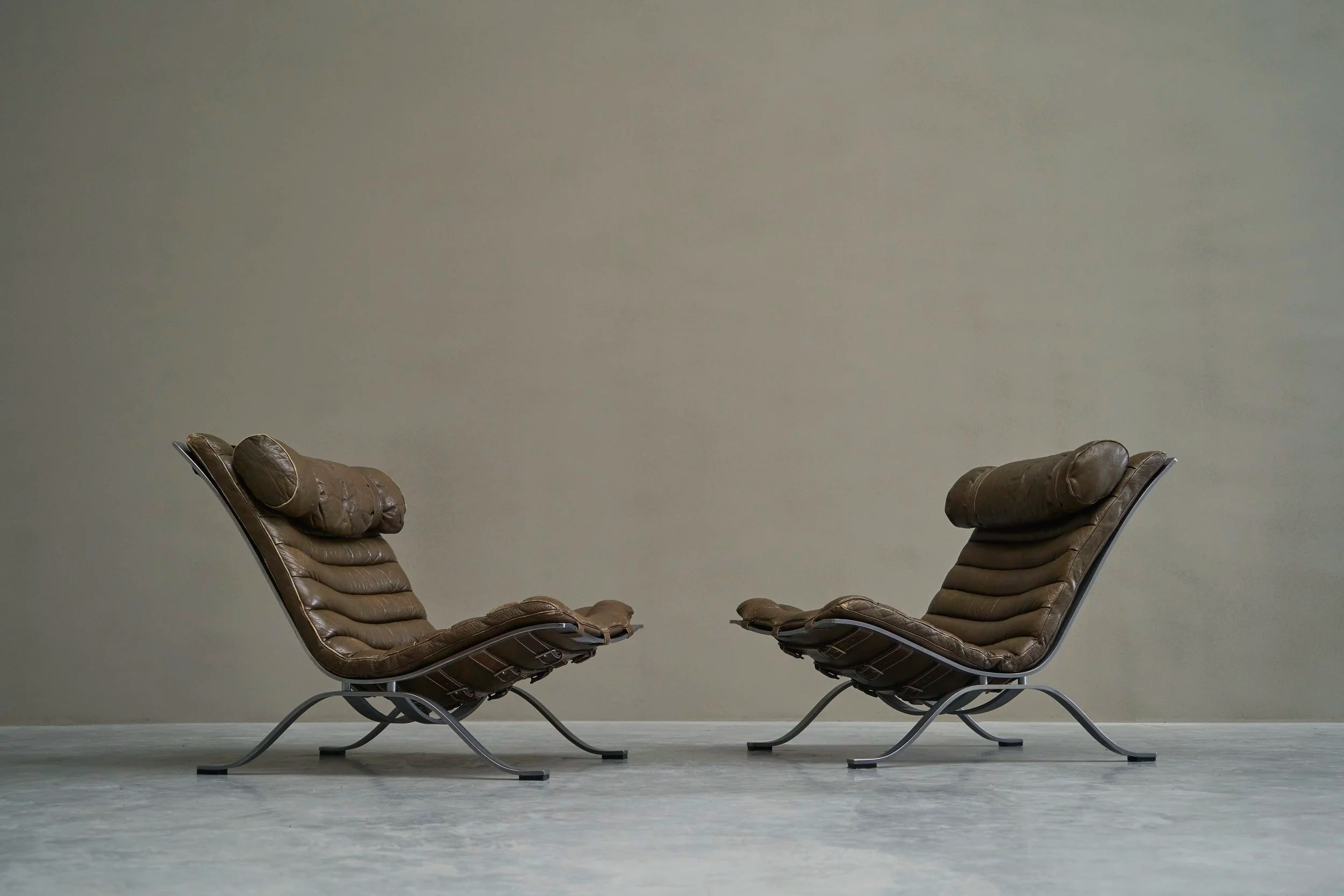 Arne Norell Pair of Ari Lounge Chairs in Steel and Patinated Leather, 1960s — alternate view