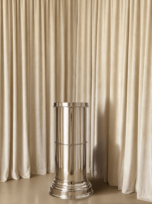 Cylindrical Side Table in Metal and mirror-polished metal - Plinth/ Pedestal — close-up