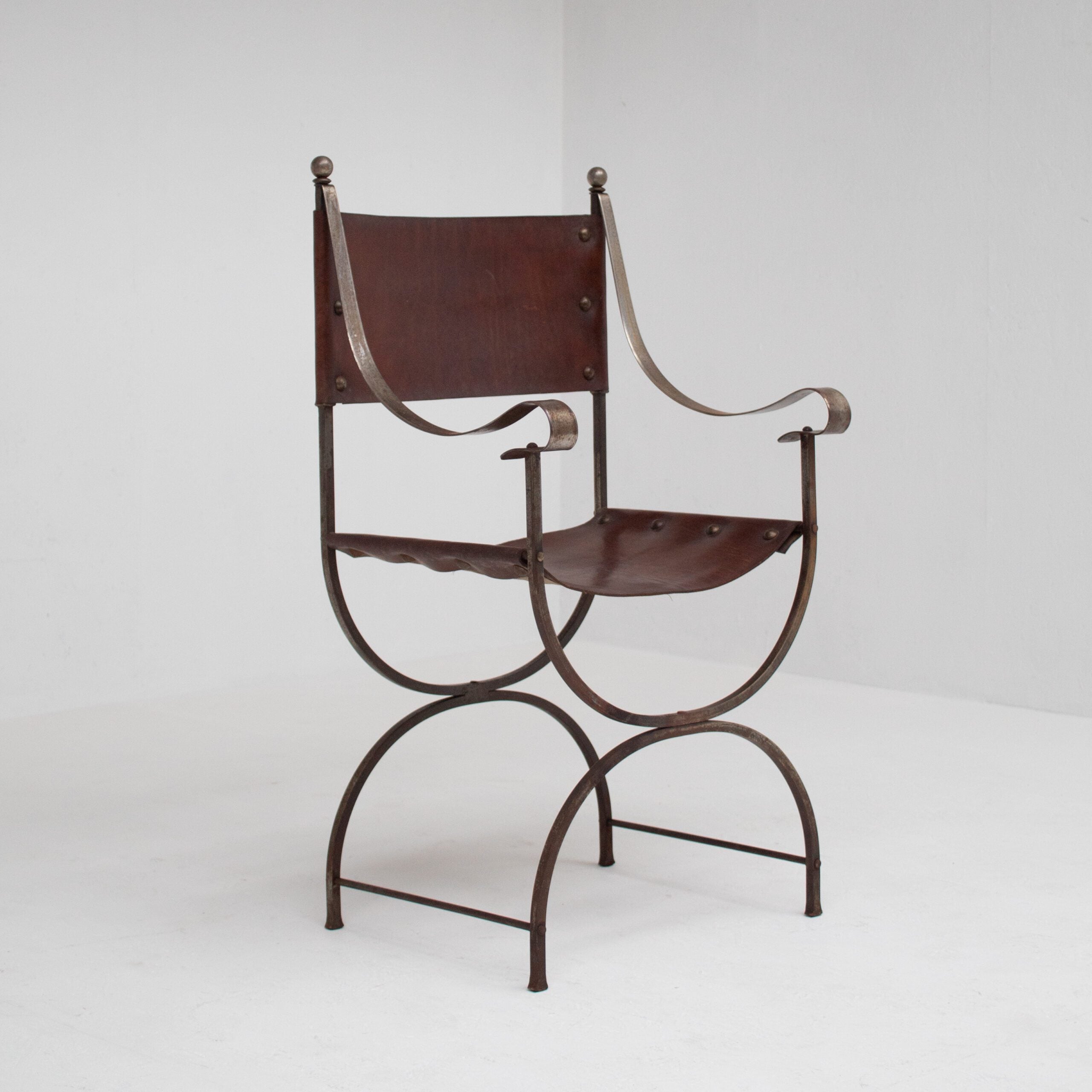 Paire de chaises curules en fer avec assise en cuir