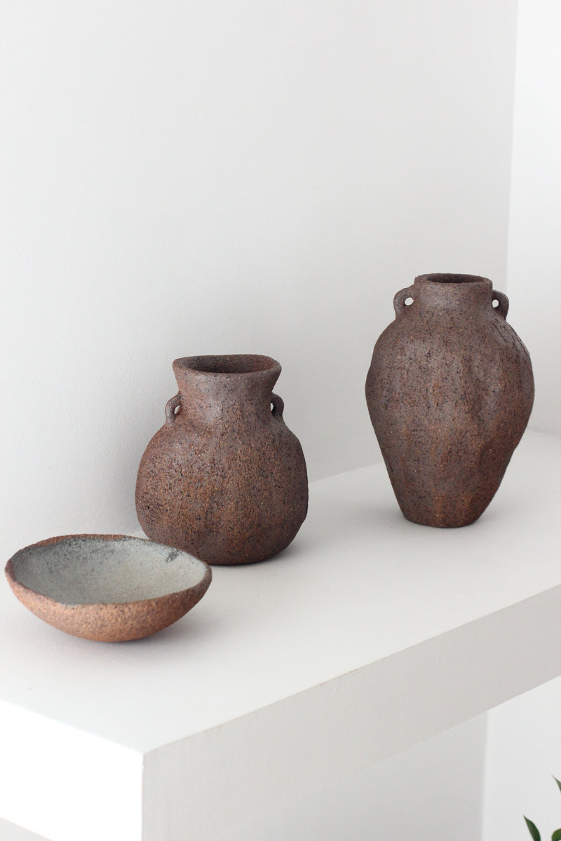 Stoneware Vase Ash 01 — close-up of textured brown surface on shelf