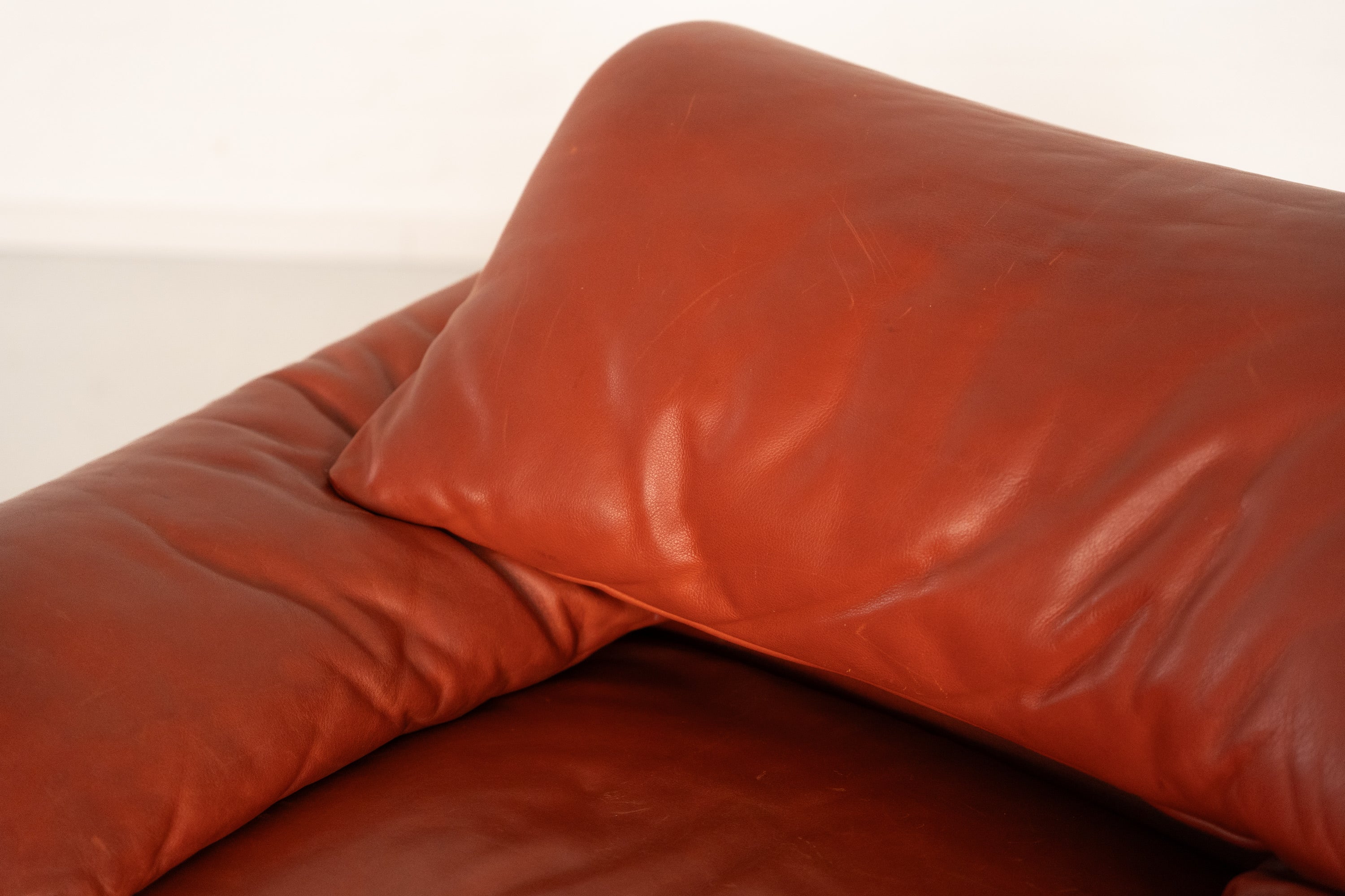 Maralunga Lounge Chair by Vico Magistretti for Cassina — close-up of rich brown leather upholstery