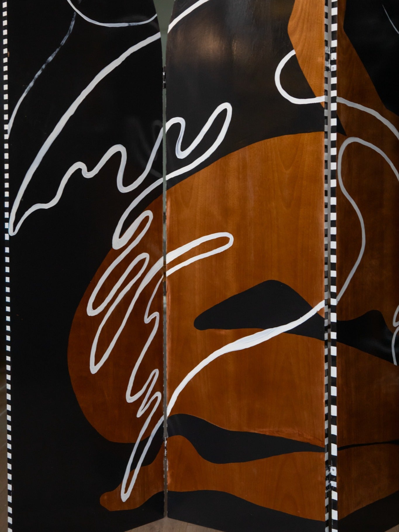 Stripe Side Screen — top view of patterned wood and black finish