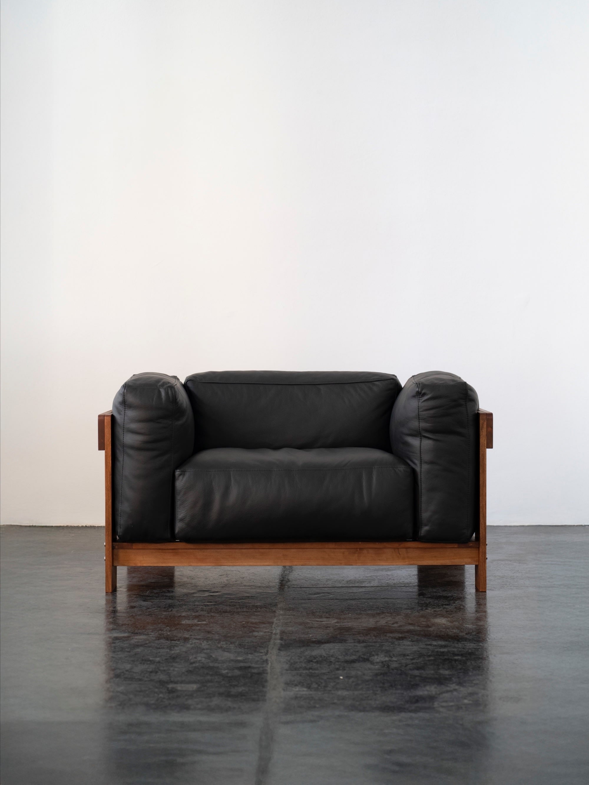 Overlap Lounge Chair | DN_S2503 — front view with black leather upholstery