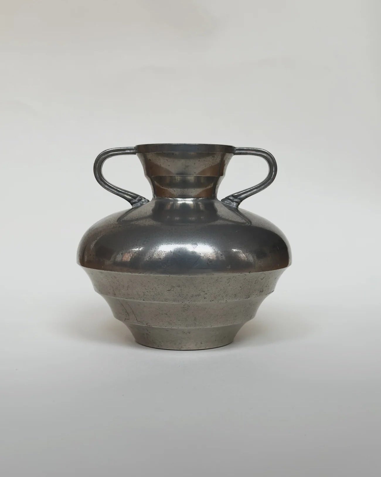 Vase en étain Art déco, années 1930