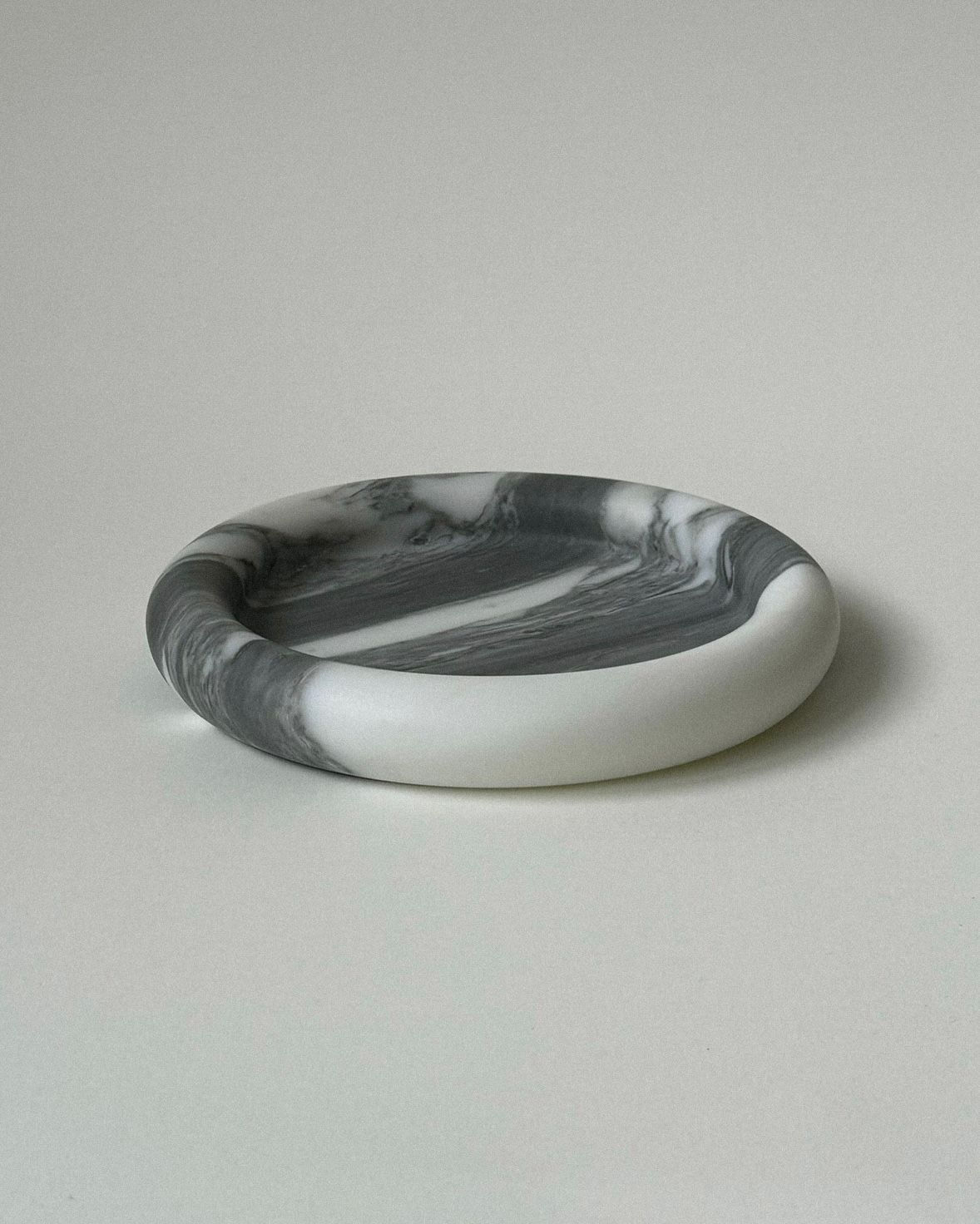 RITUALIA' bowl — side angle showing gray and white marble design