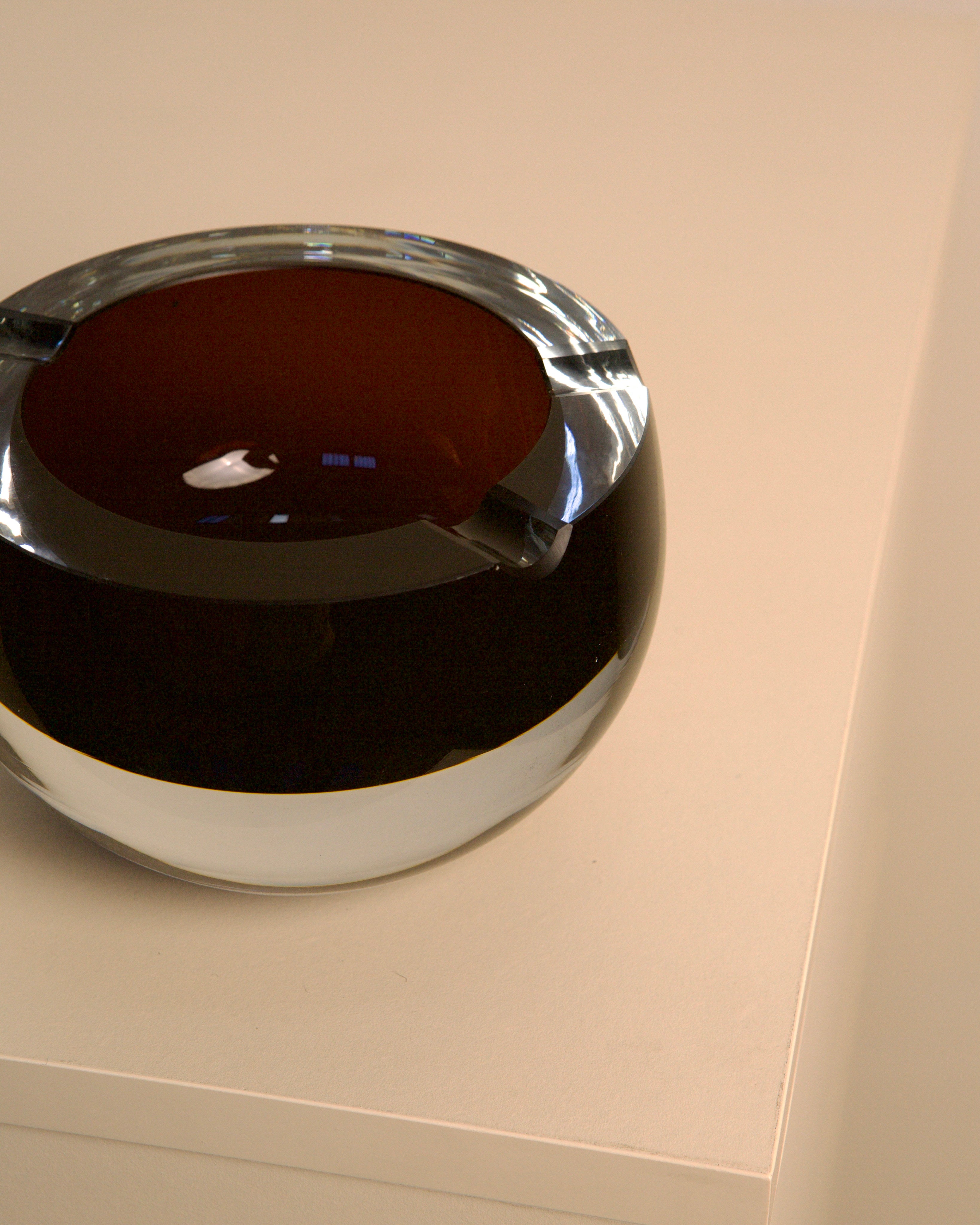 Cendrier en verre de Murano brun foncé italien des années 70