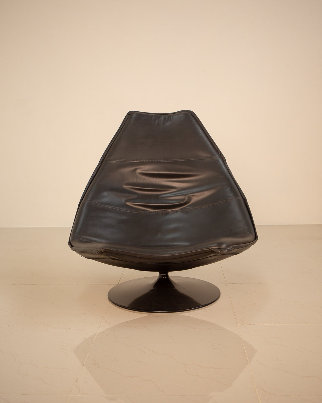 Black leather F510 armchair by Geoffrey Harcourt on pedestal base