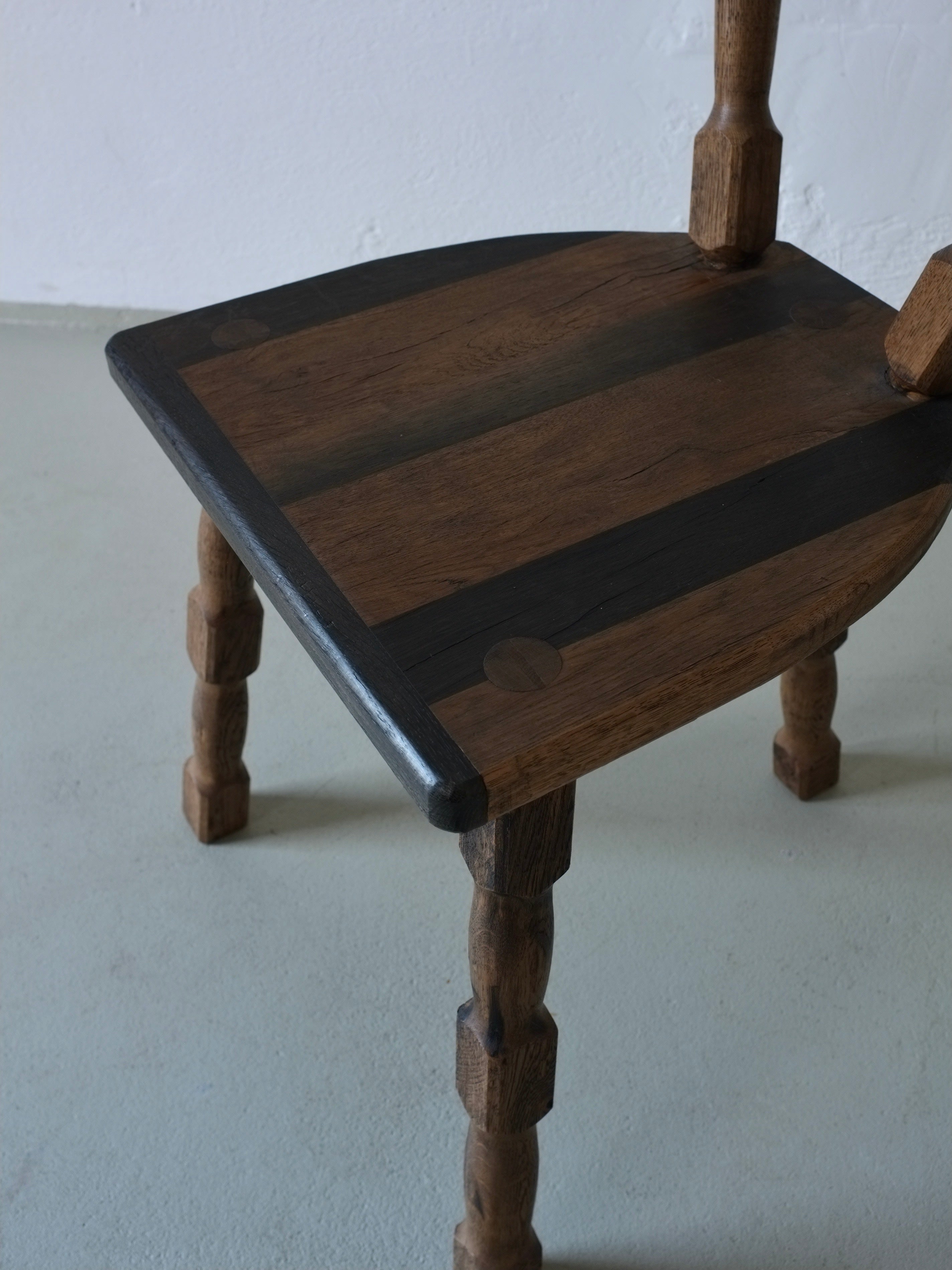 Ensemble de 4 chaises de salle à manger sculpturales tripodes brutalistes, années 1970