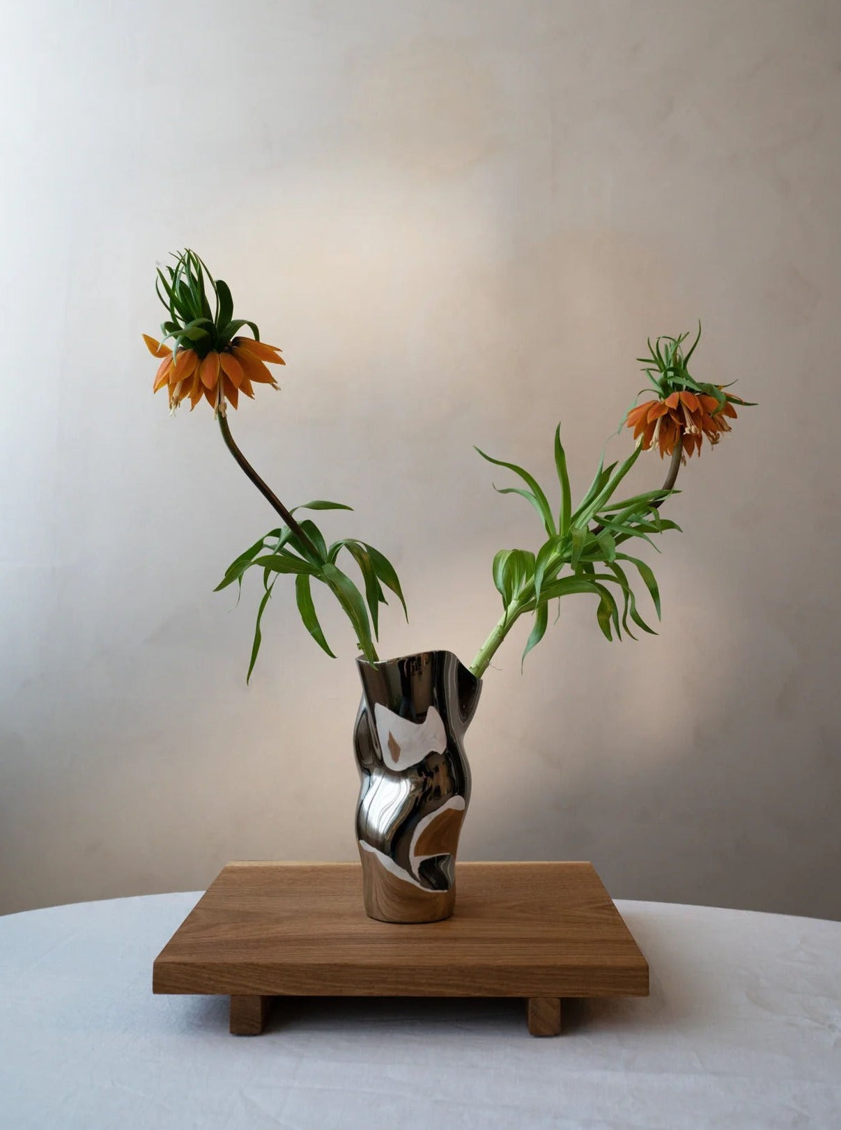Ostrea 25 - Silver — vase with flowers on wooden tray