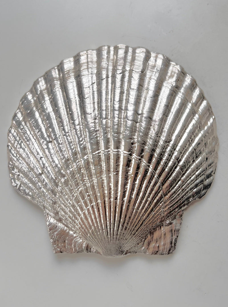 Silver-plated scallop shell decorative dish with radial ridged pattern