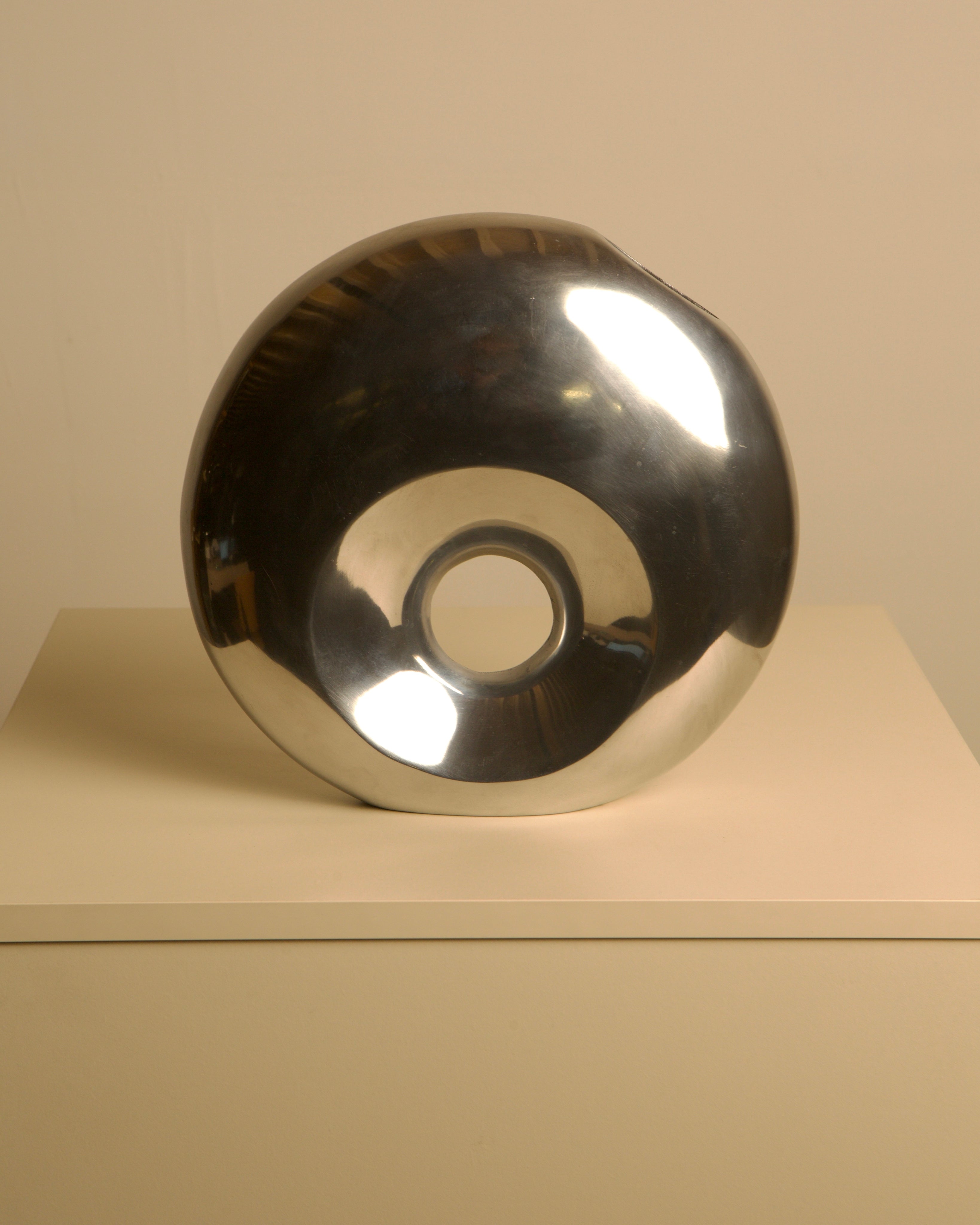 Vase italien "Donut" en aluminium des années 80