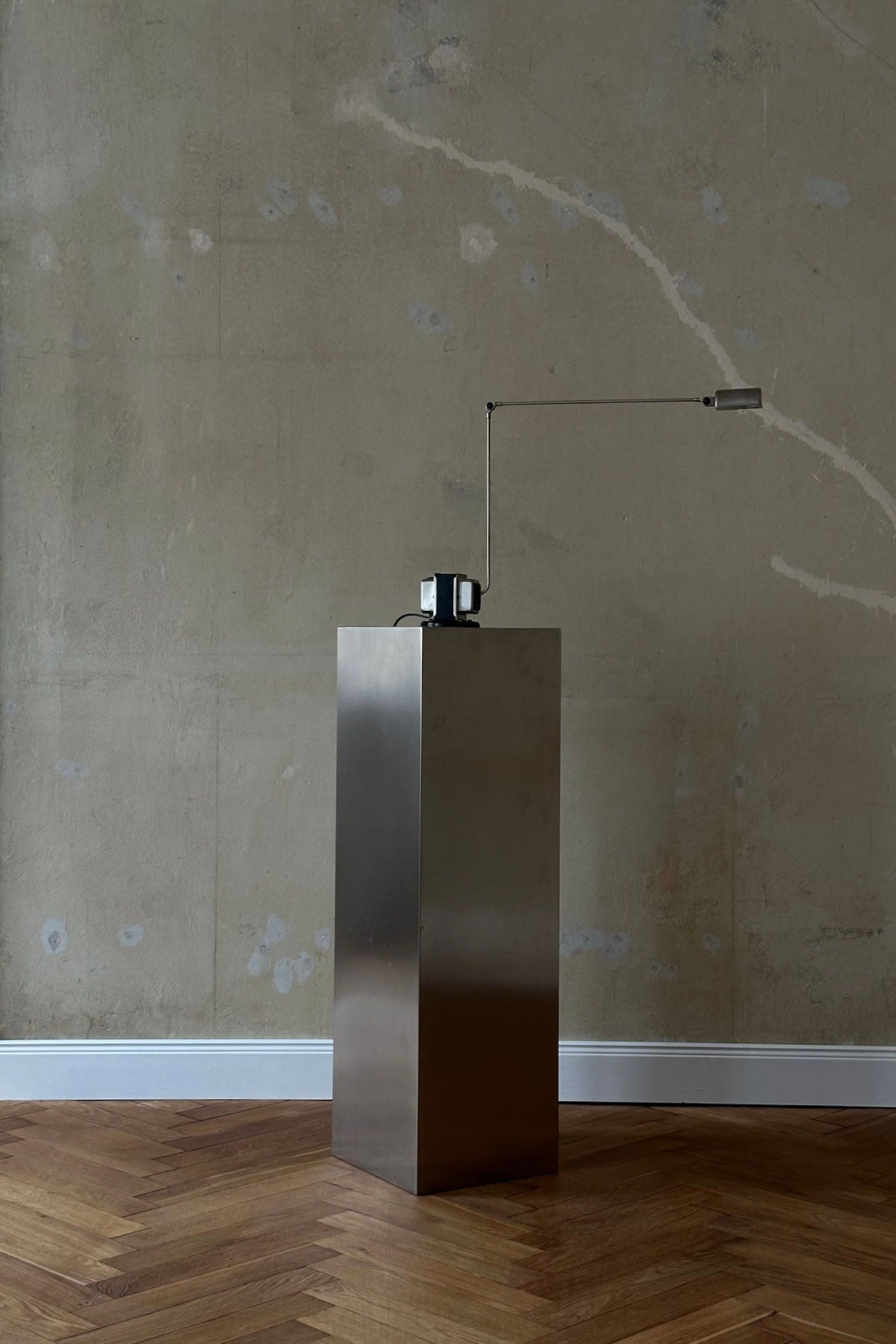 'NOSTALGIA' stainless steel pedestal — close-up