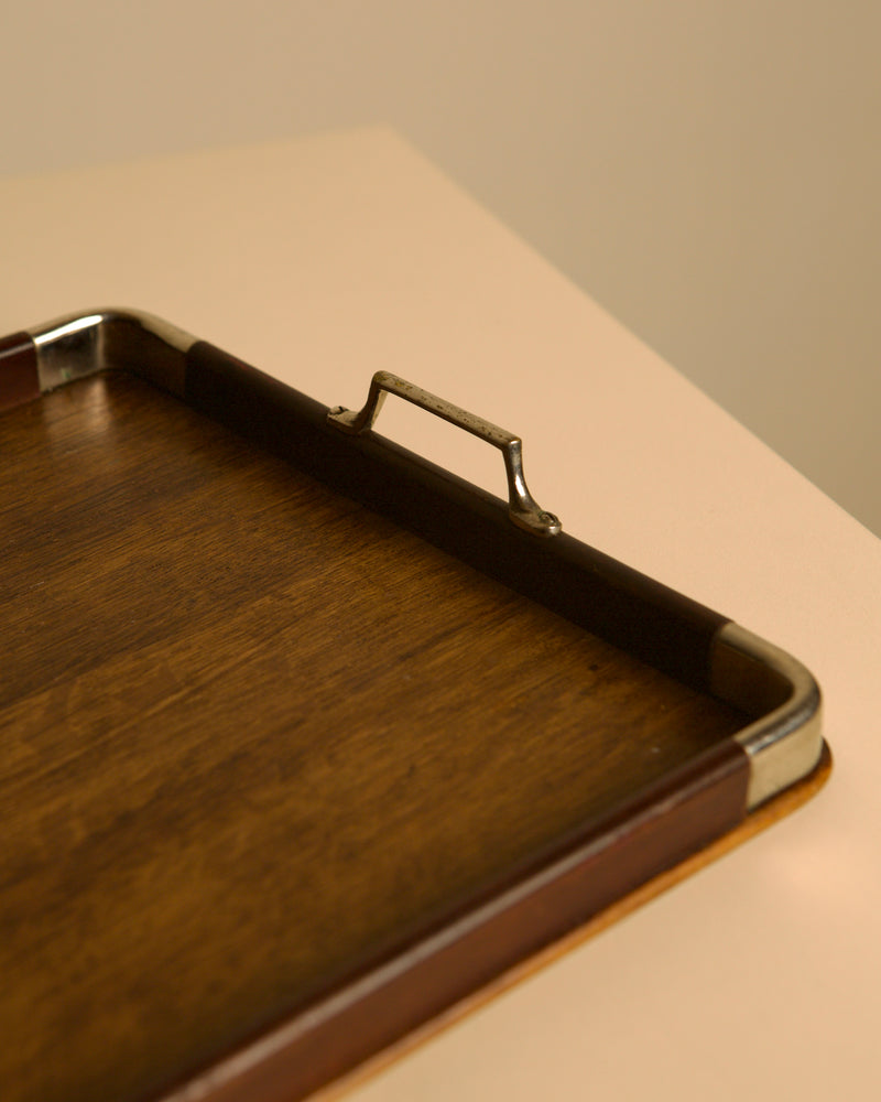Large Italian tray in wood and metal, 1950s — close-up of wooden surface and metal handle