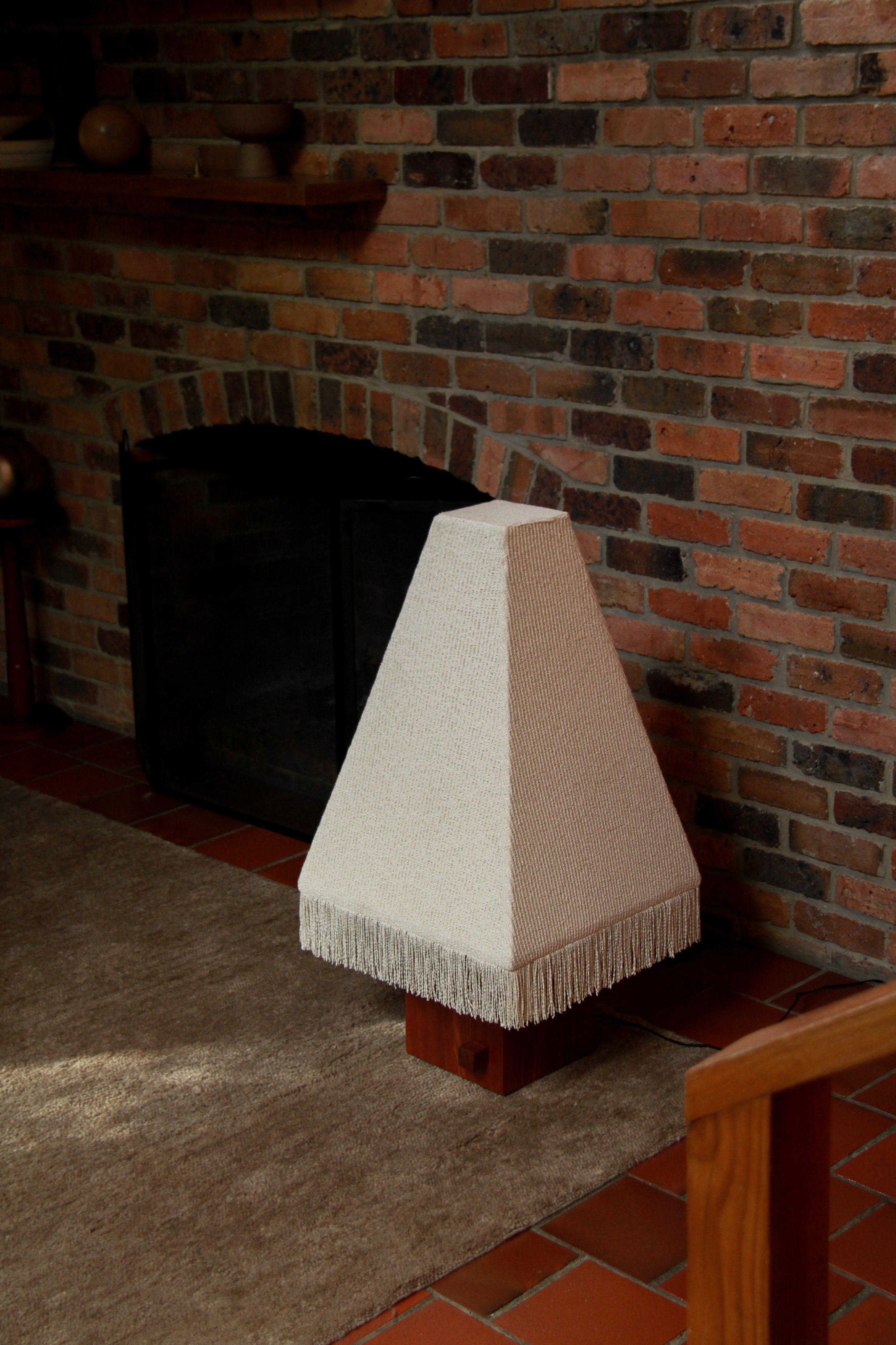 Lampe de sol 'Kukeri' x '2am Close'