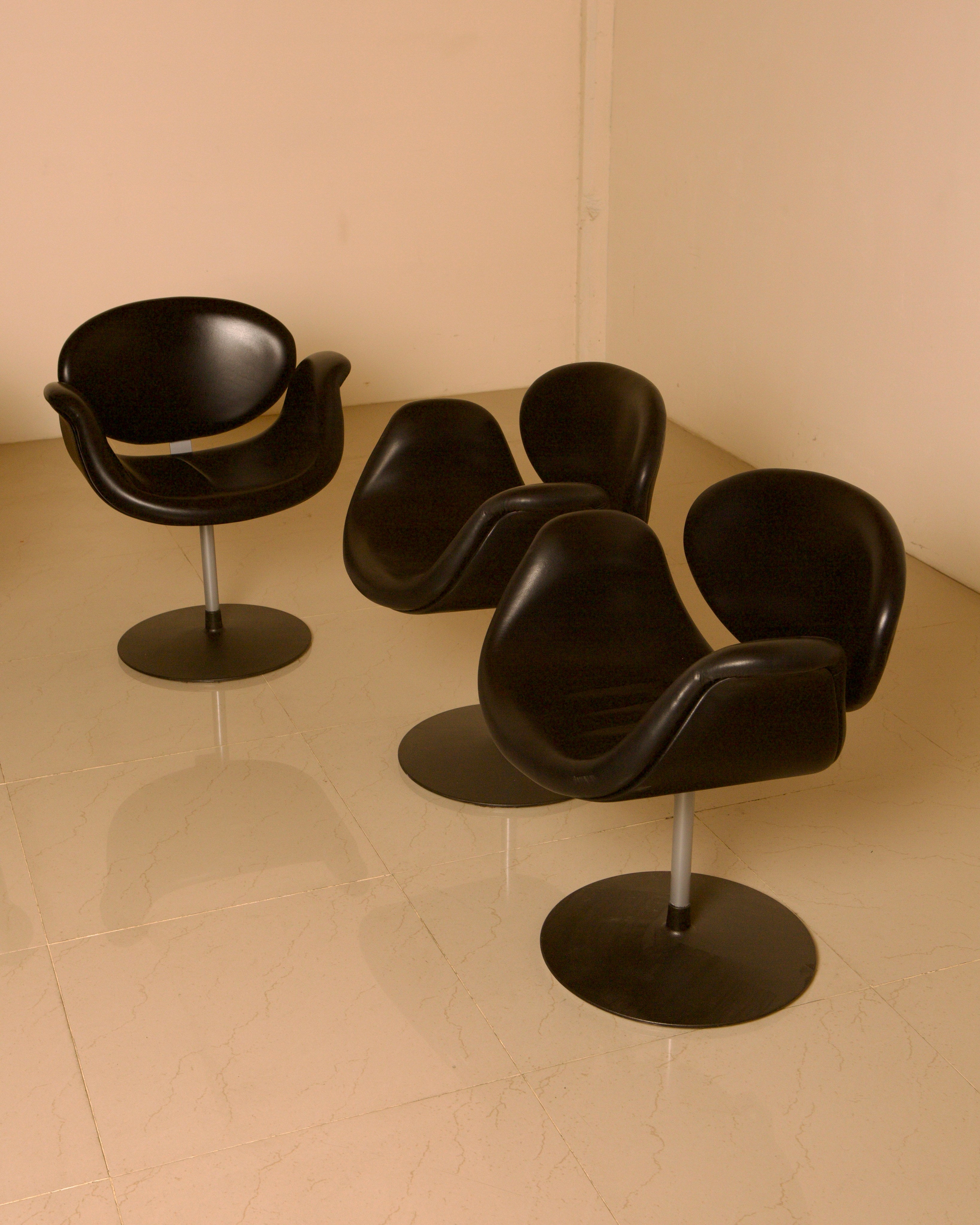 Set of 4 "Little Tulip" black armchairs by Pierre Paulin for Artifort 80s — lifestyle setting