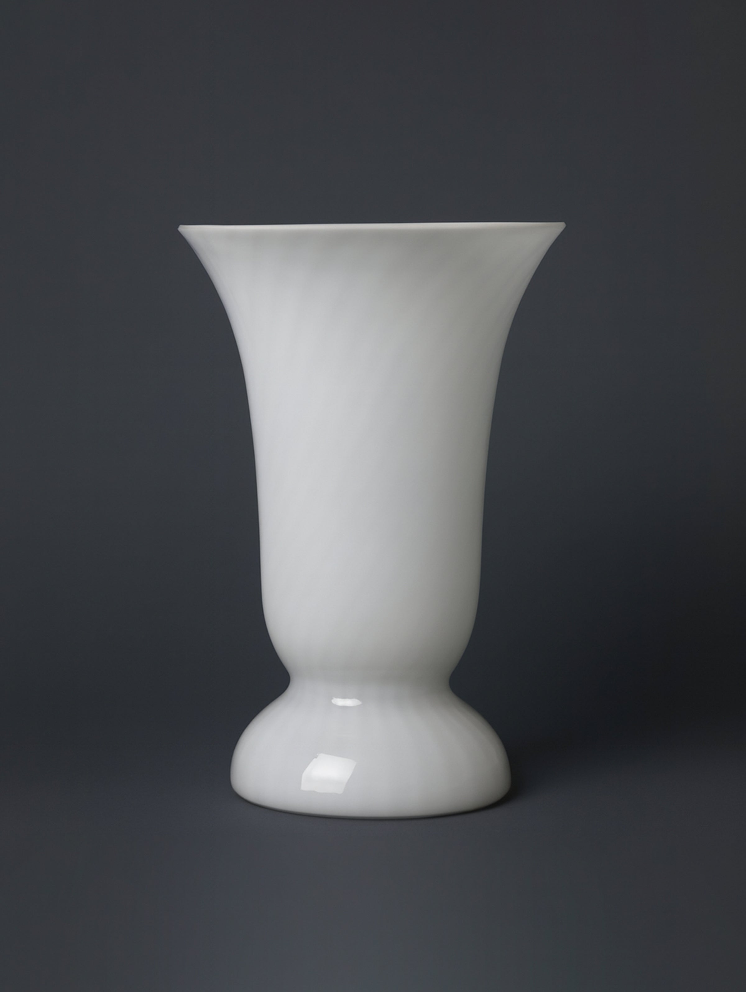 Lampe de table en verre tourbillonnant de Murano du milieu du siècle en forme de gobelet