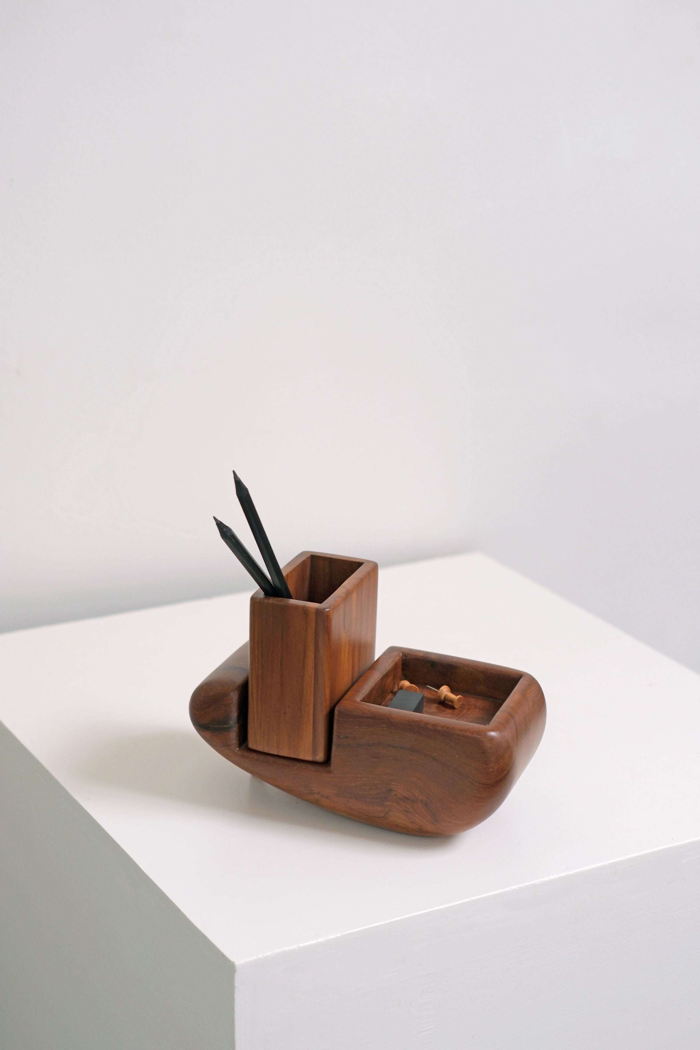 Sculp' Pen Holder — close-up of handcrafted wooden design on white pedestal
